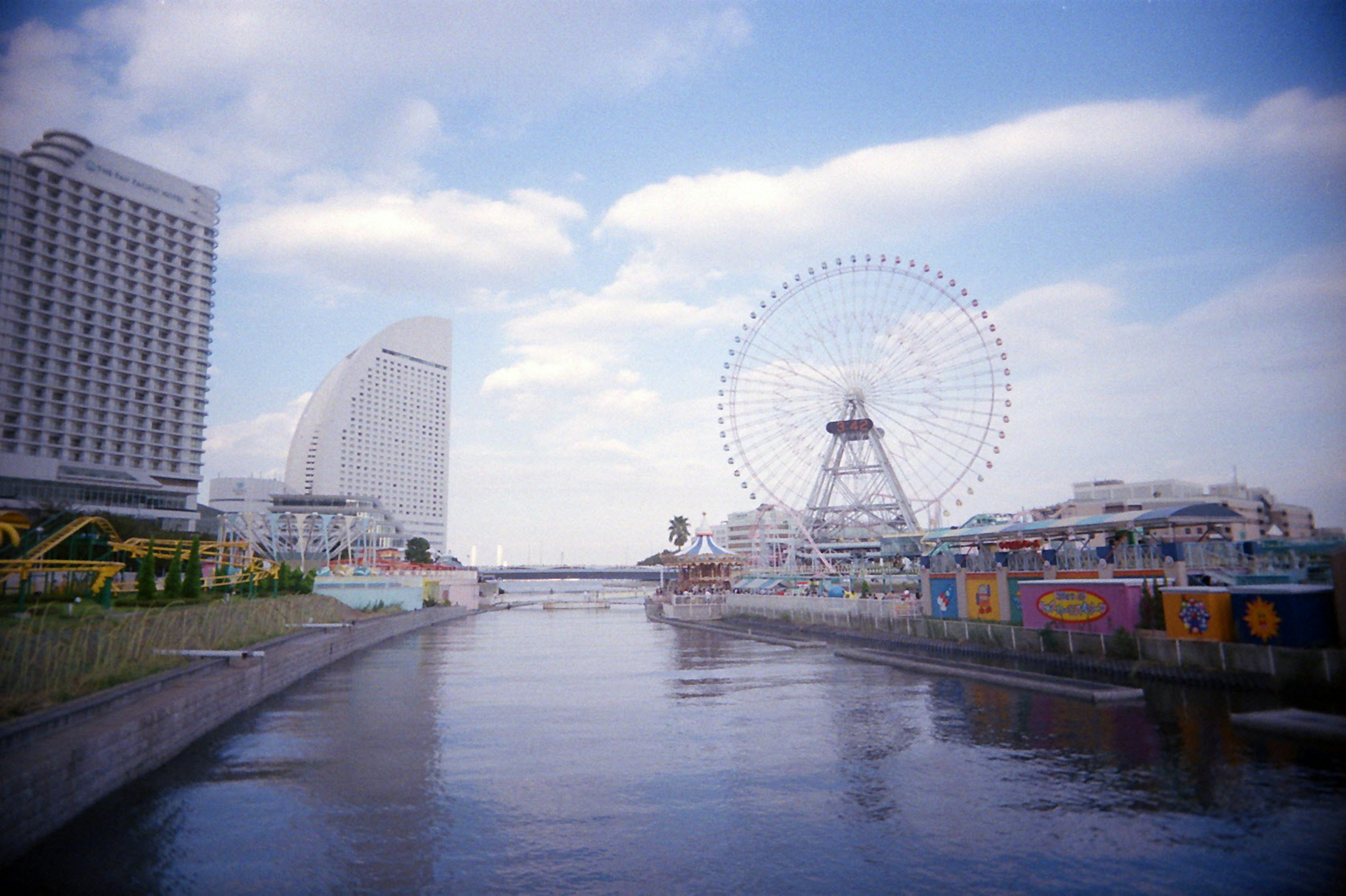 Vista de un puerto con una noria y rascacielos en Yokohama