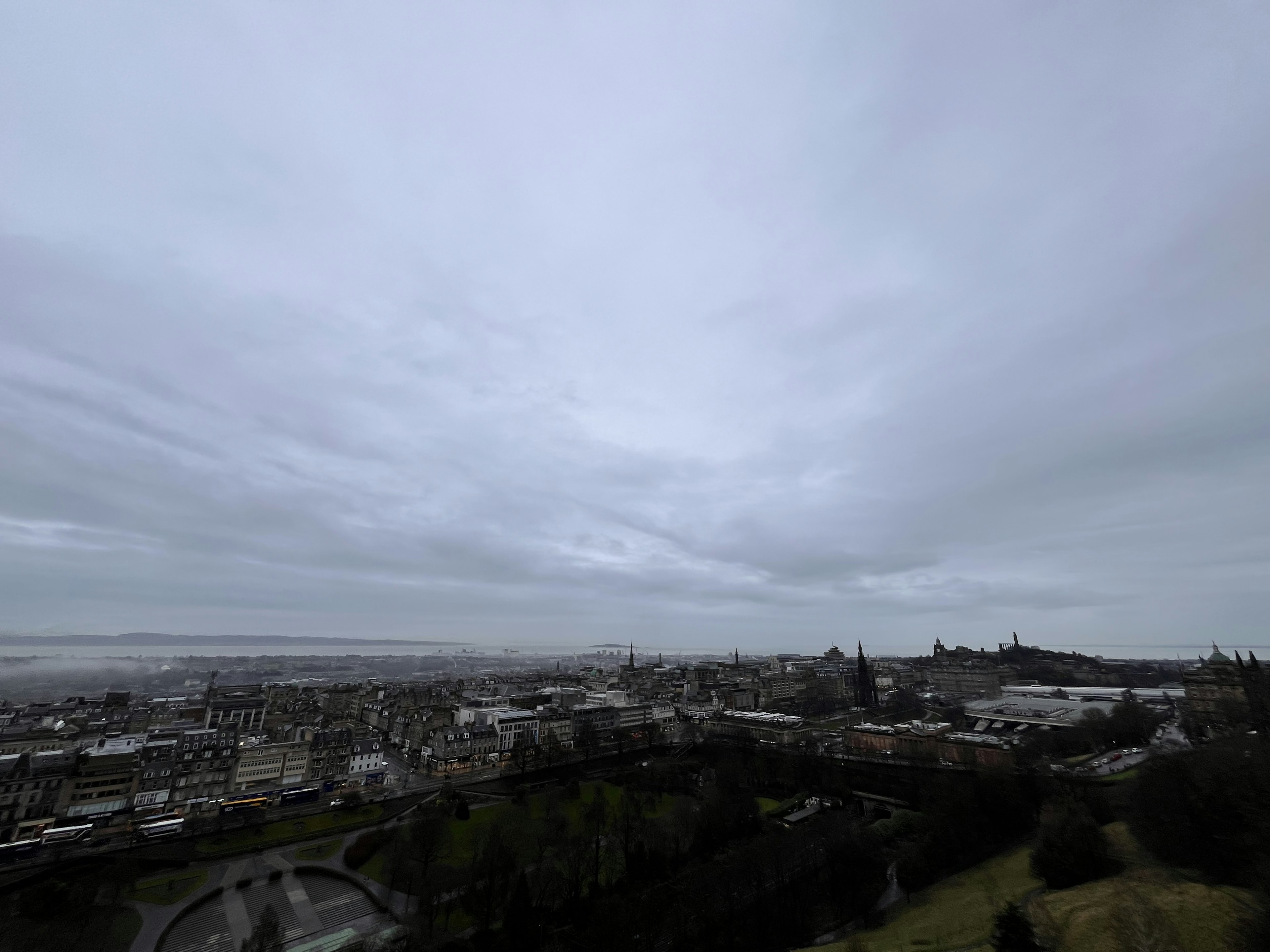 Stadtansicht unter einem bewölkten Himmel