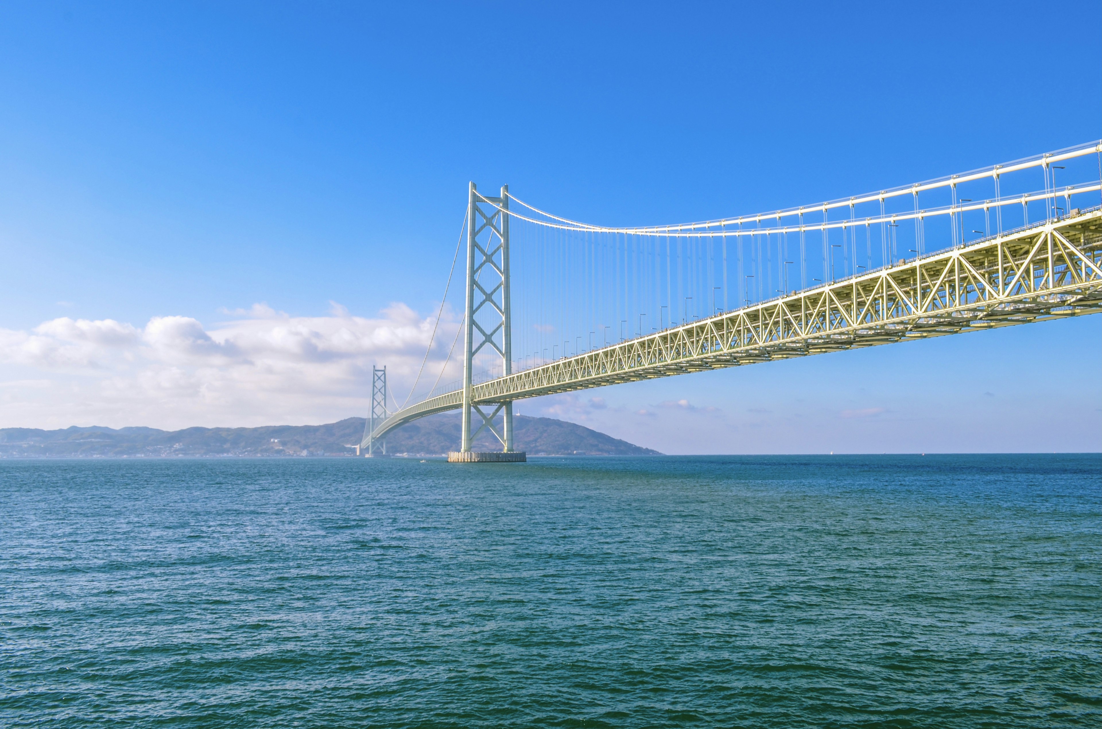 Pont Akashi Kaikyo sous un ciel bleu clair