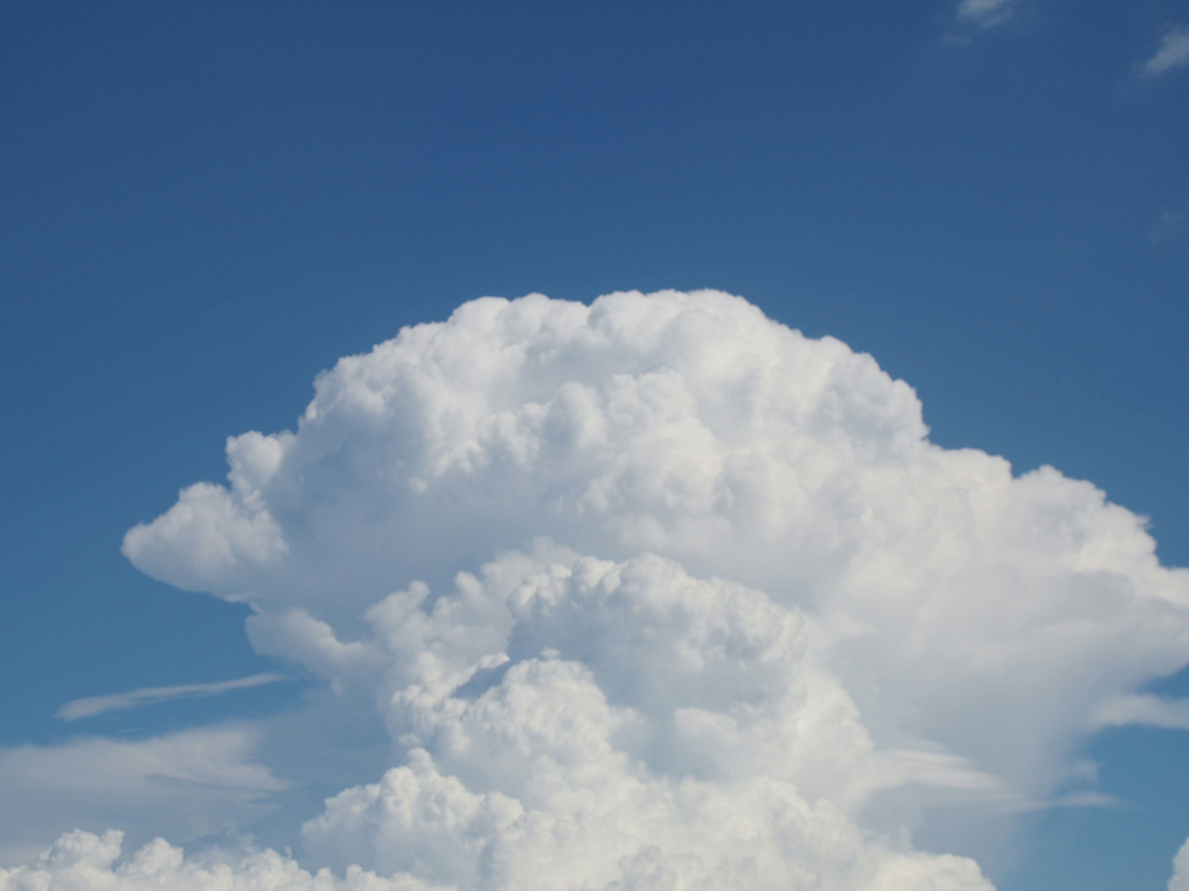 Una grande nuvola bianca soffice contro un cielo azzurro