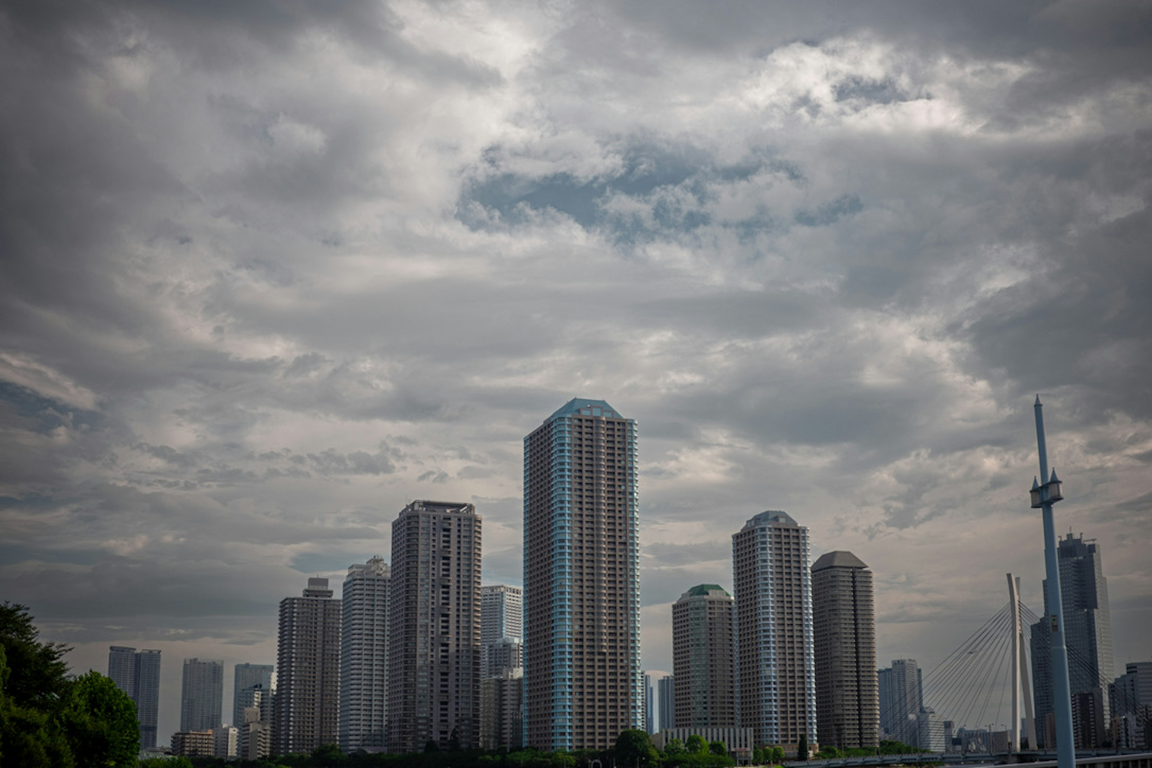 Städtische Skyline mit hohen Gebäuden unter einem bewölkten Himmel