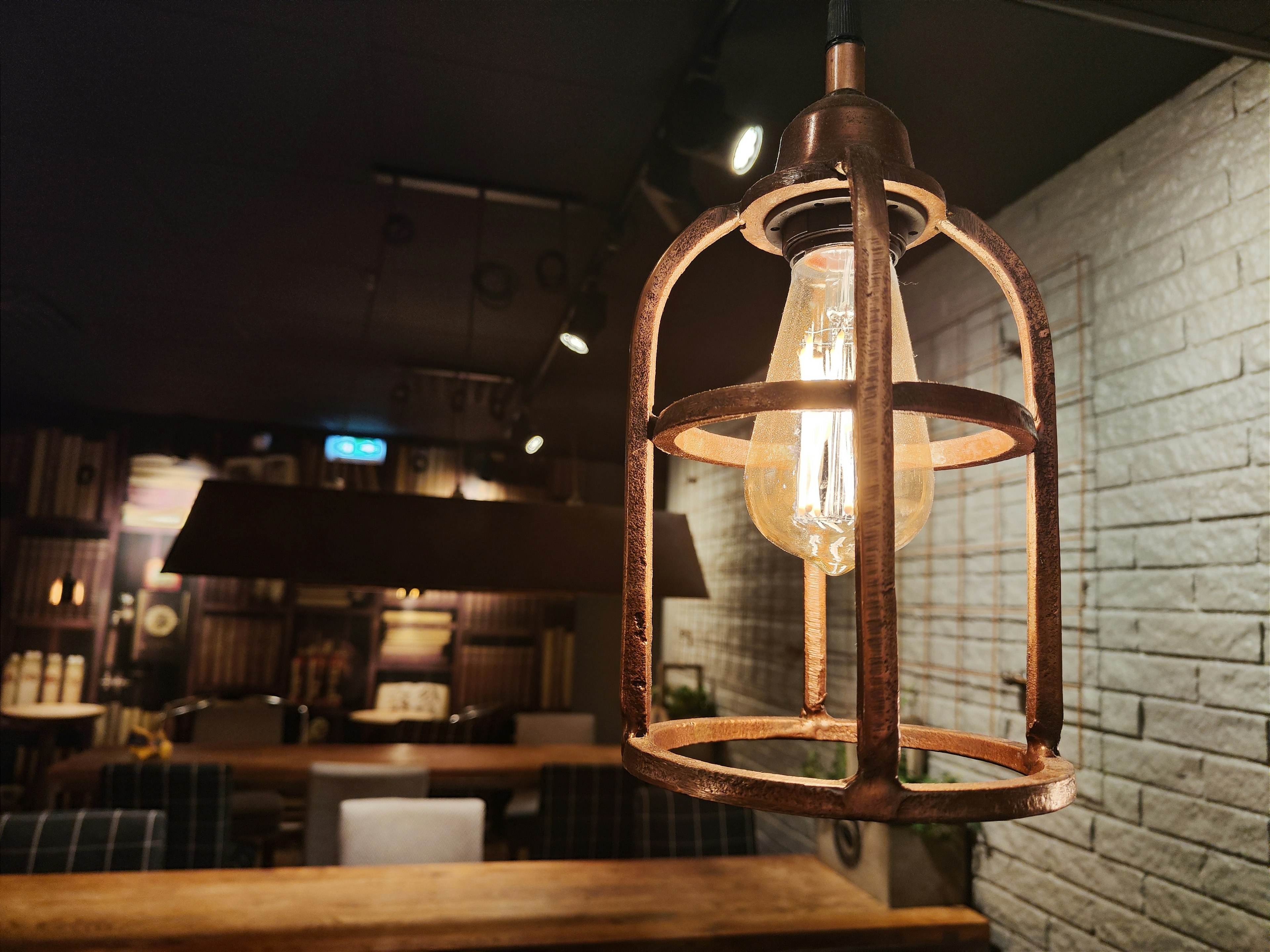 Vintage pendant light in a cozy café interior