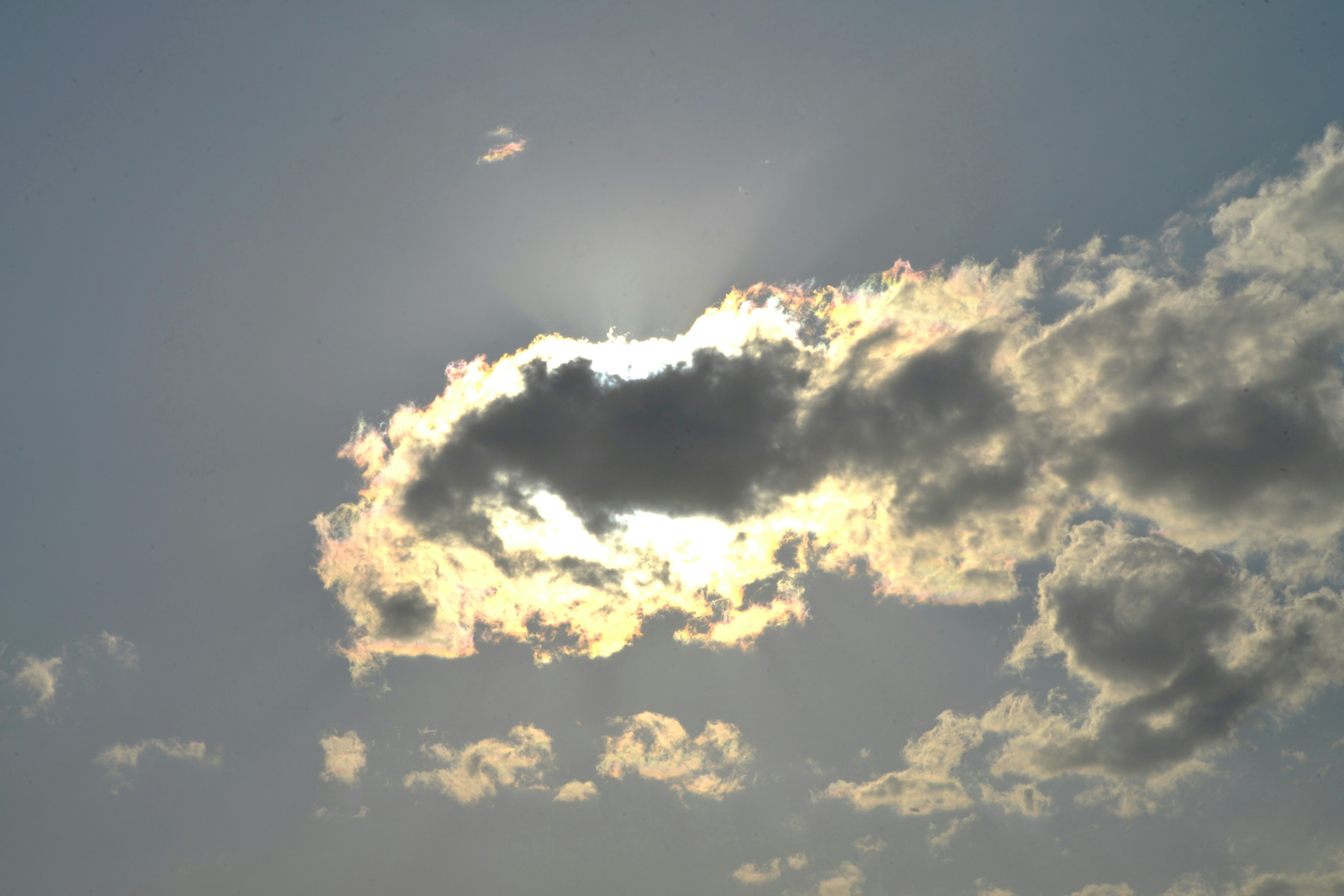 Bellissimo paesaggio di nuvole e luce solare che si incrociano nel cielo