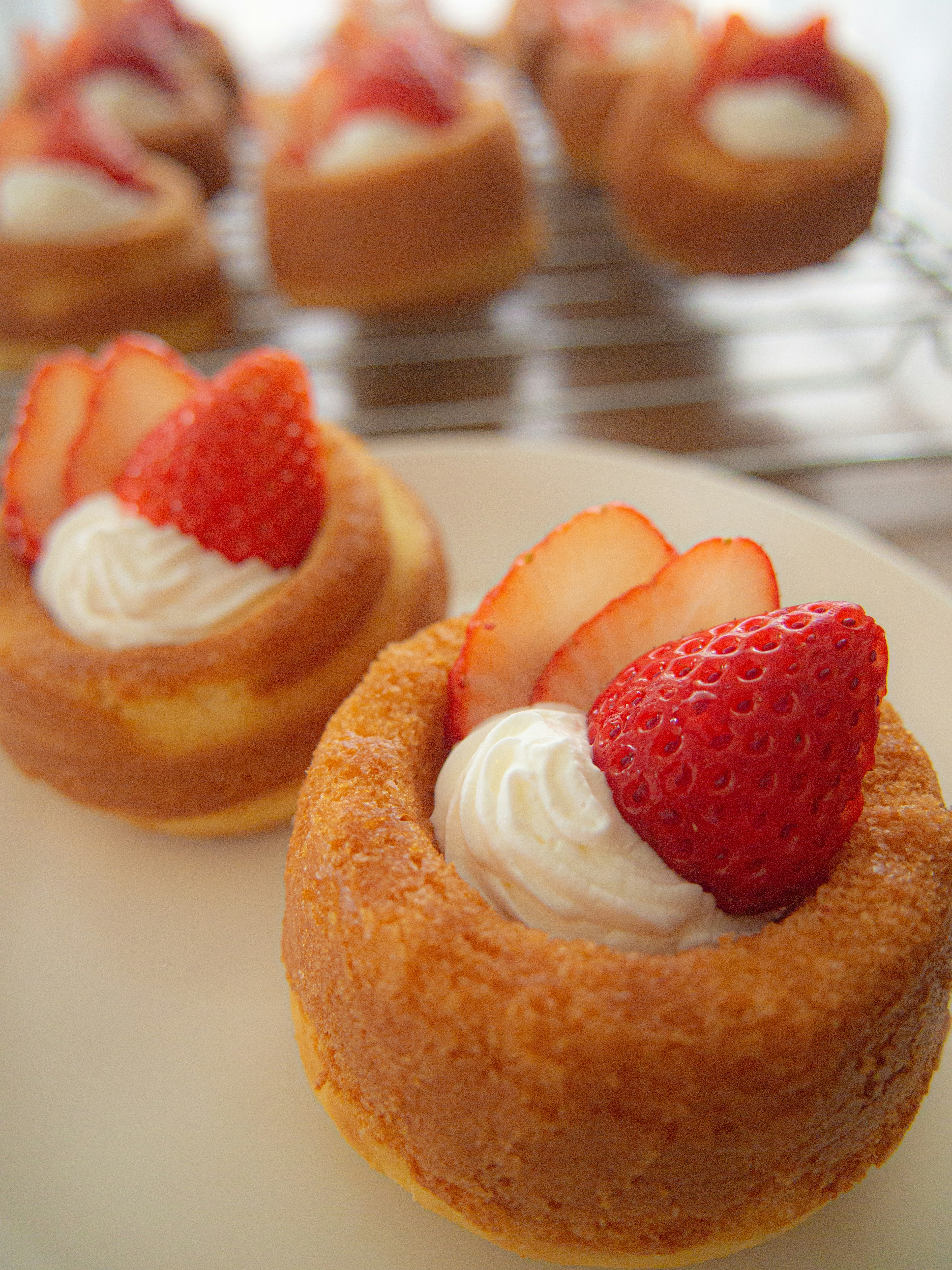 Petits gâteaux garnis de fraises et de crème fouettée