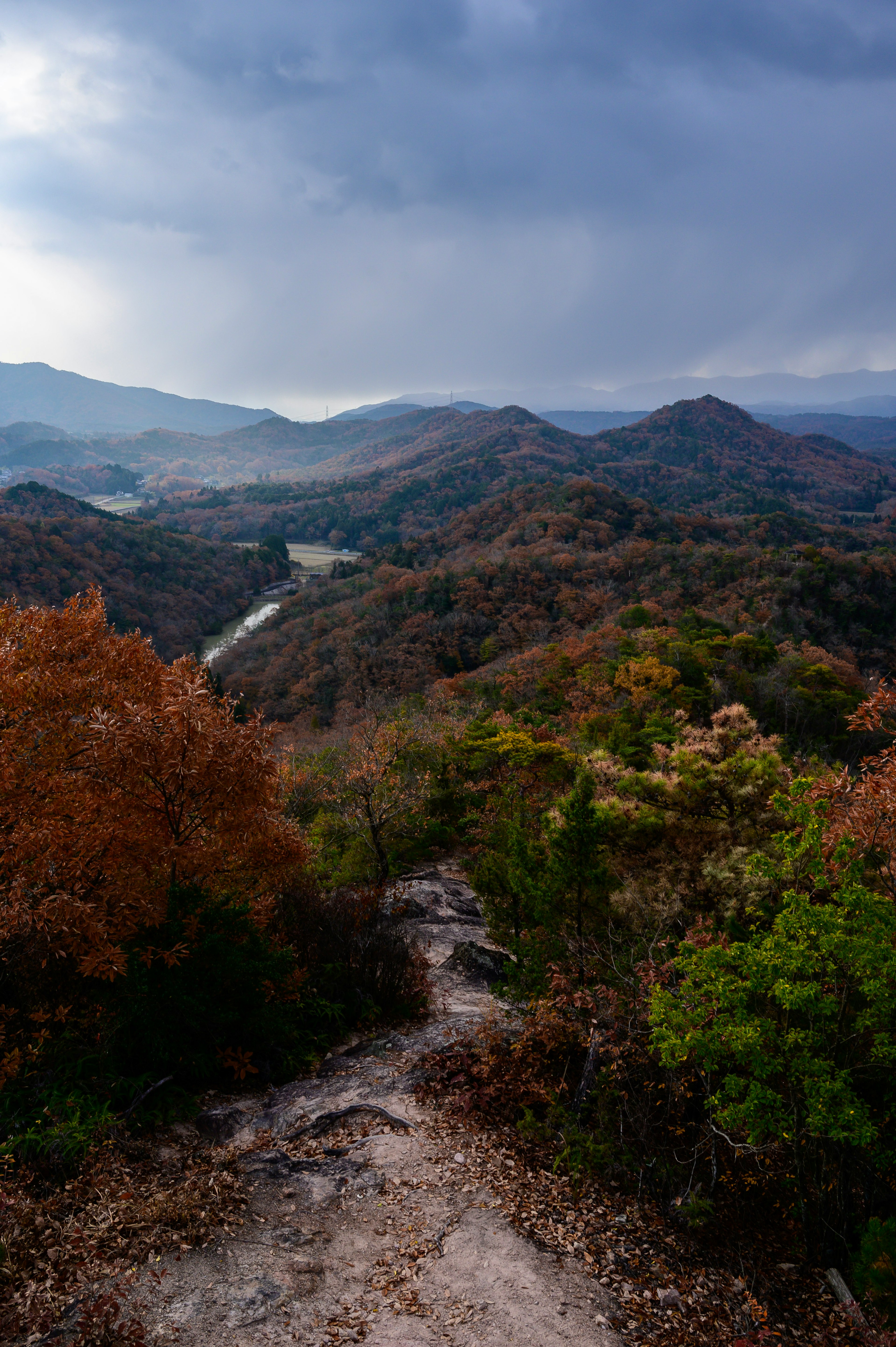 Blick auf herbstliche Berge und eine Flusslandschaft