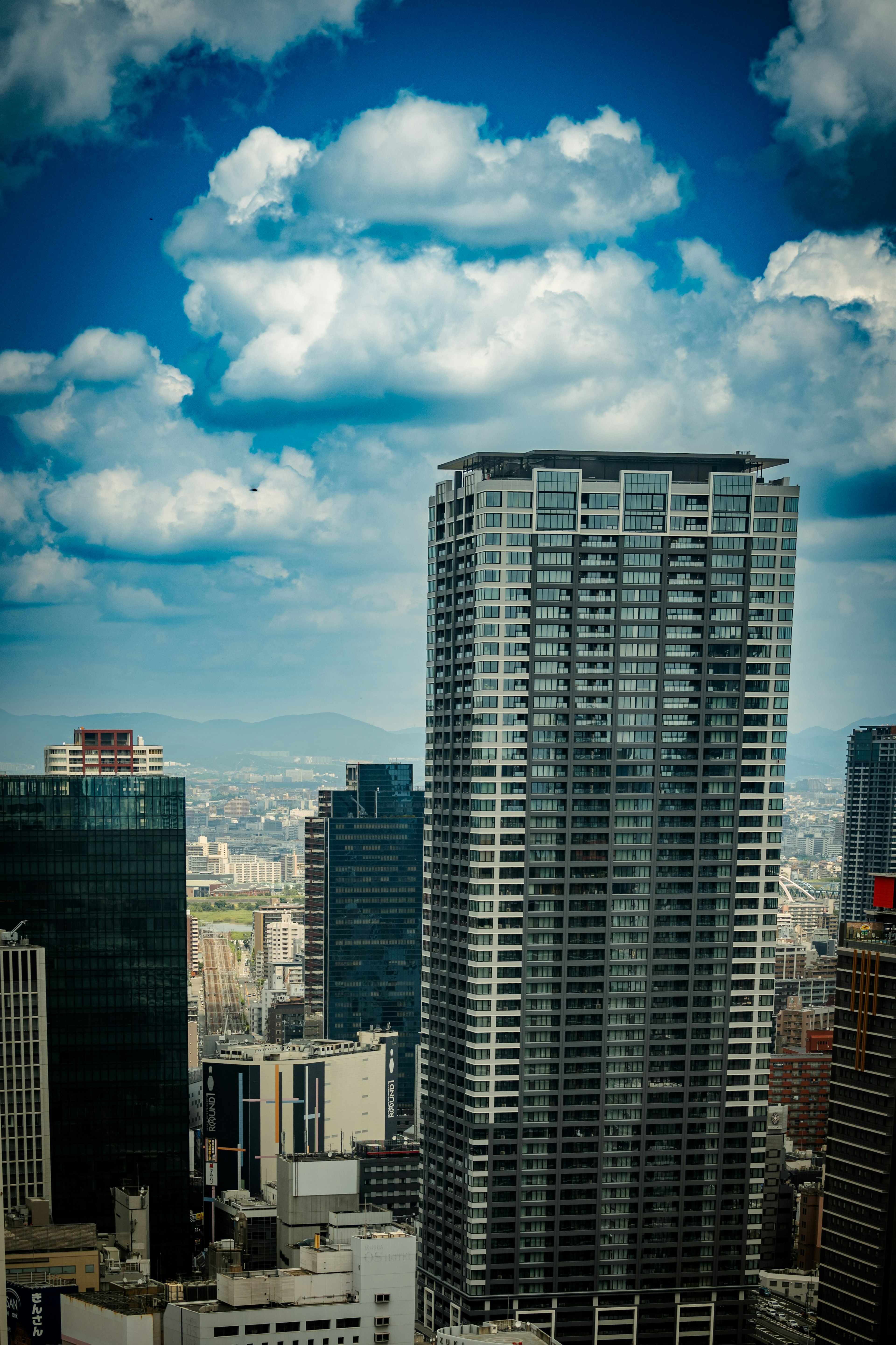 城市風景包含高樓和藍天