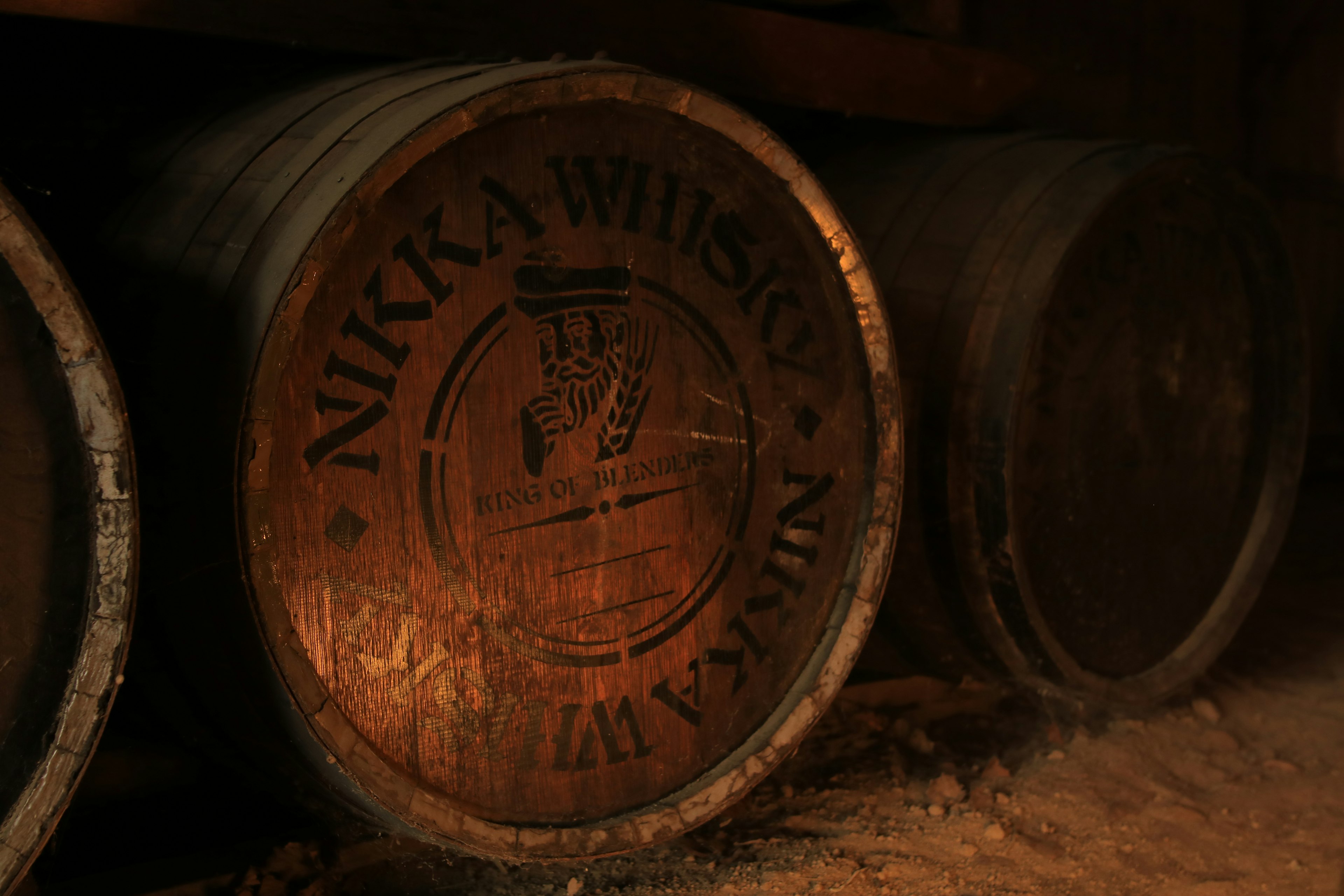 Nahaufnahme eines Holzfasses von Nikka Whisky