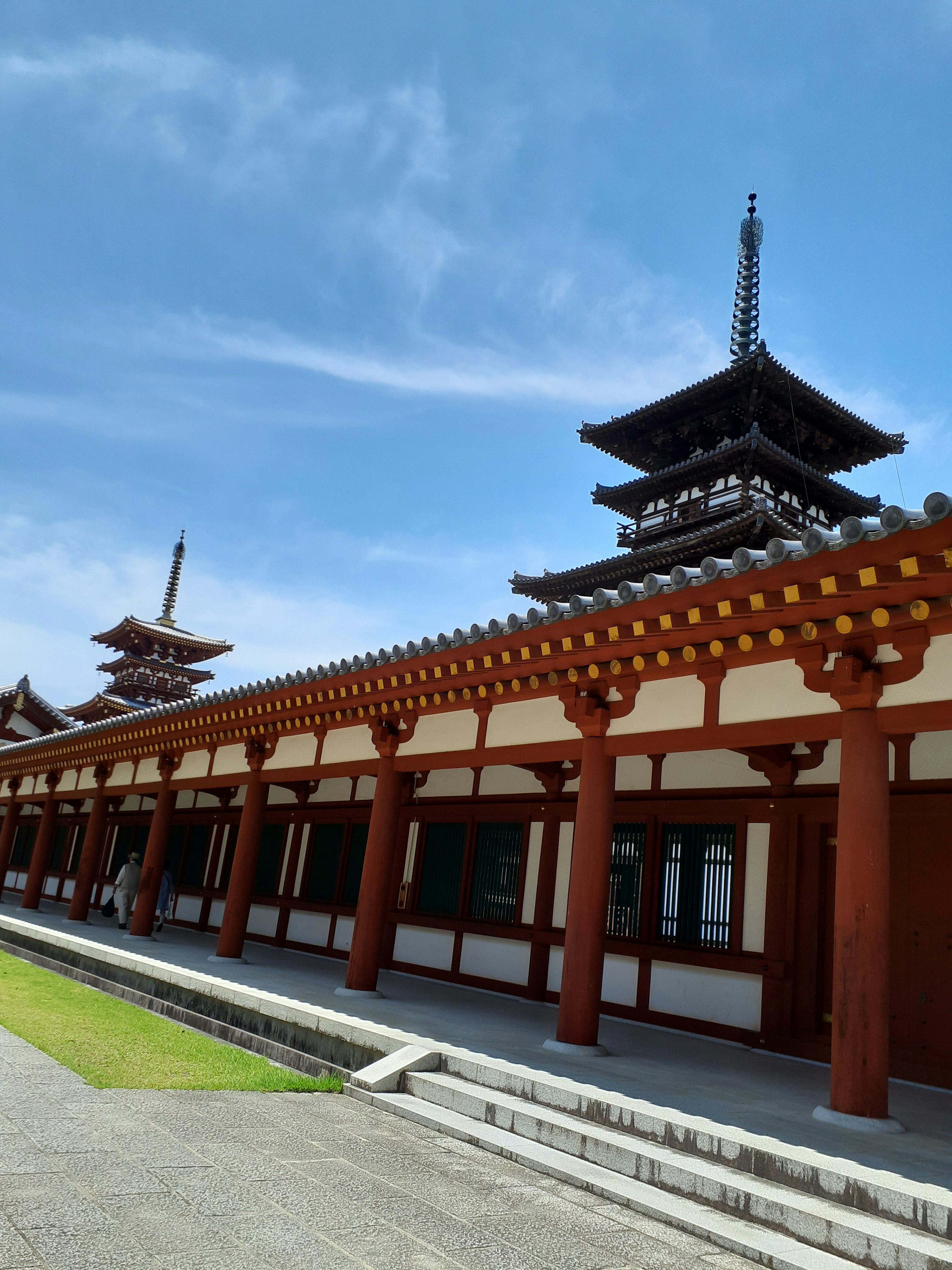 Arsitektur kuil Jepang tradisional di bawah langit biru yang cerah