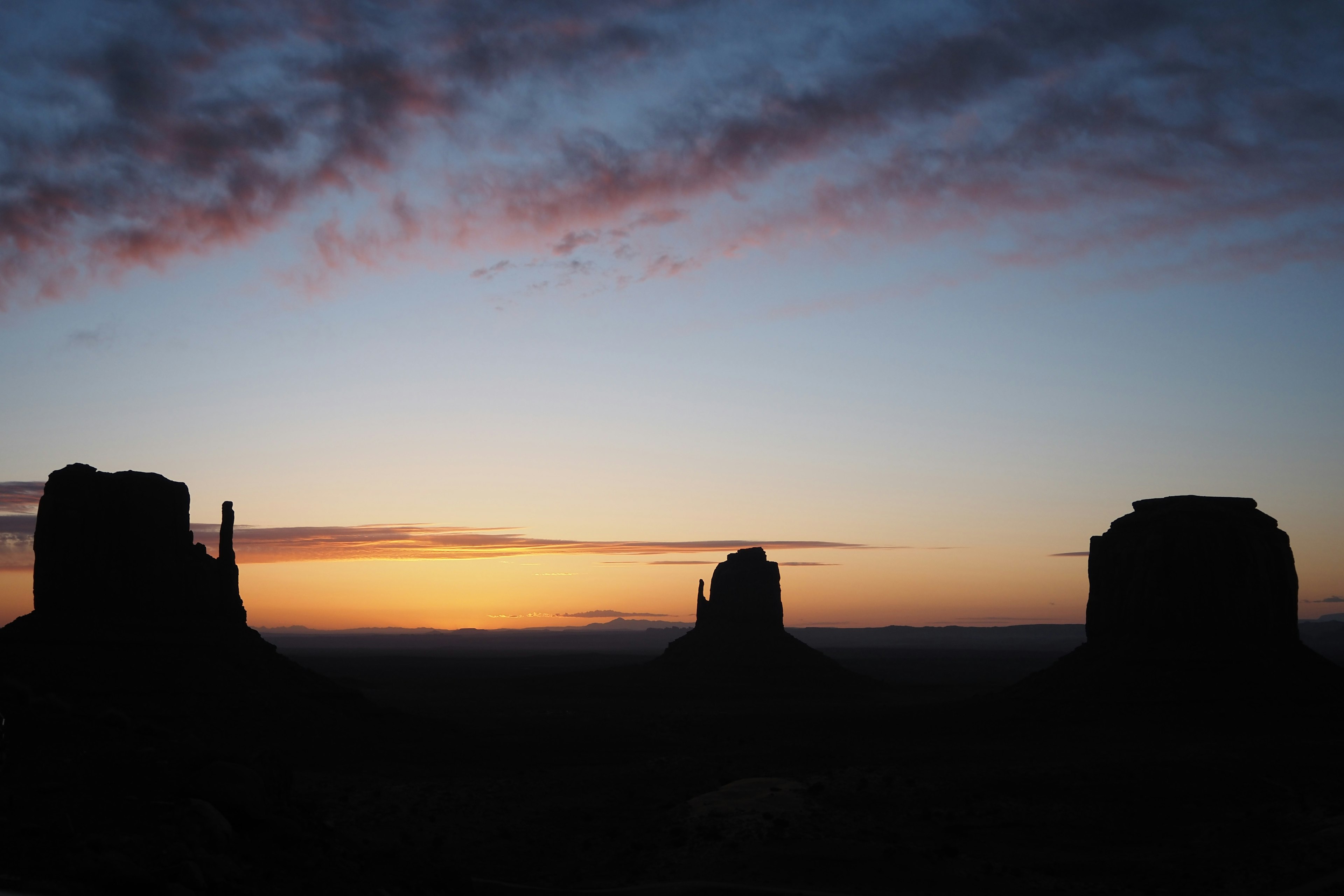 Silhouette des Monument Valley bei Sonnenuntergang