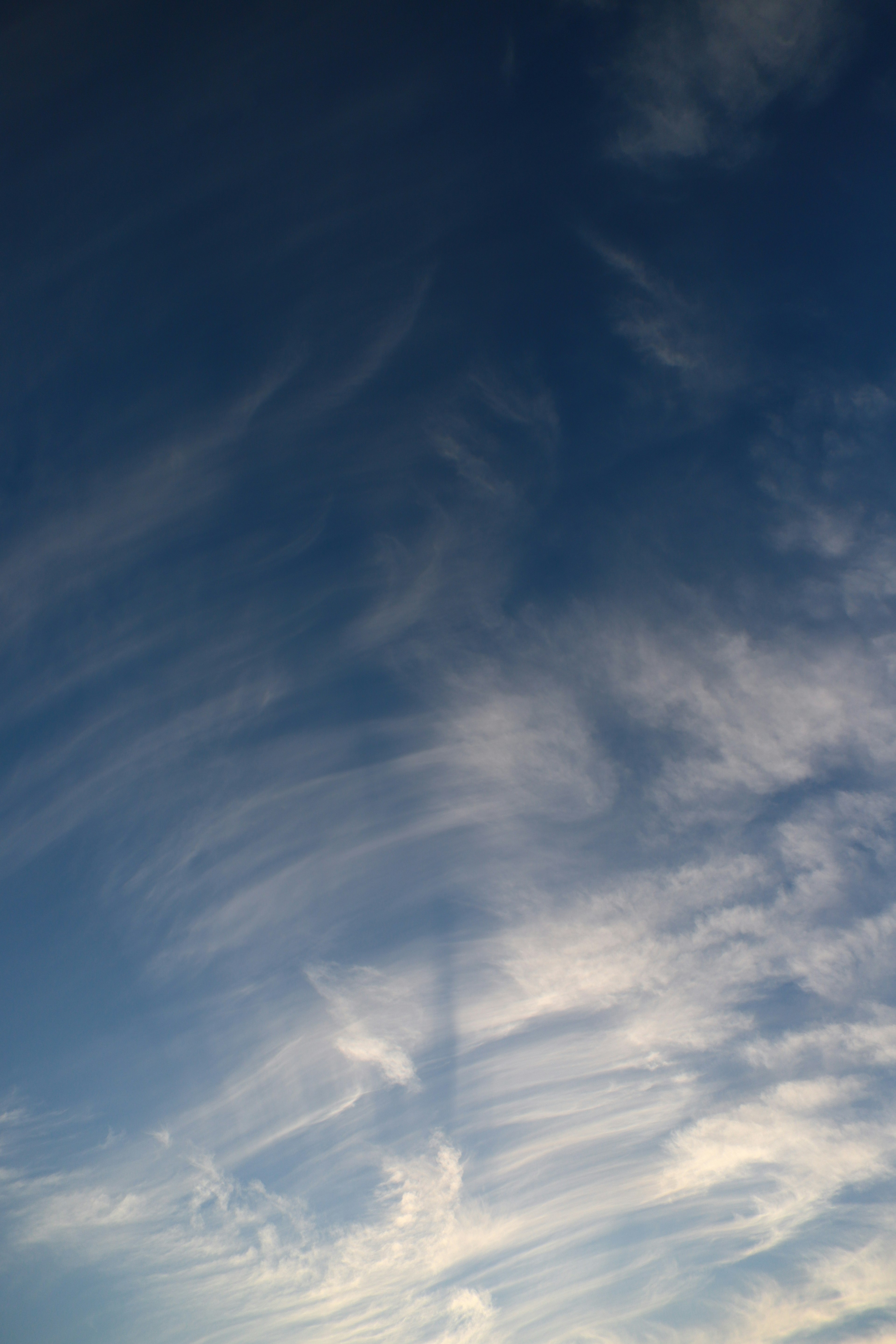 Nuages fins et légers sur un ciel bleu profond