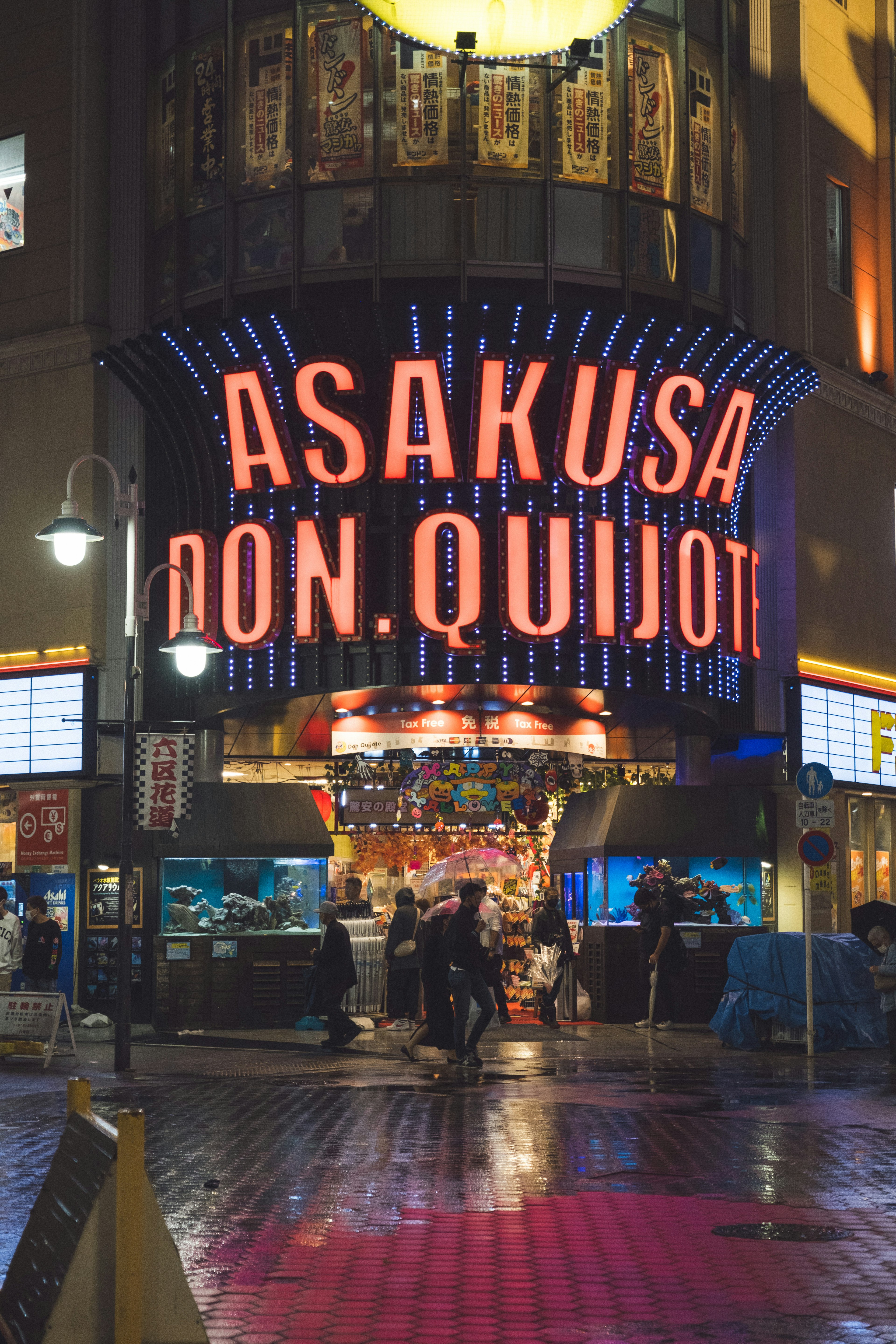 Biển hiệu sáng của Asakusa Don Quijote chiếu sáng con phố ban đêm