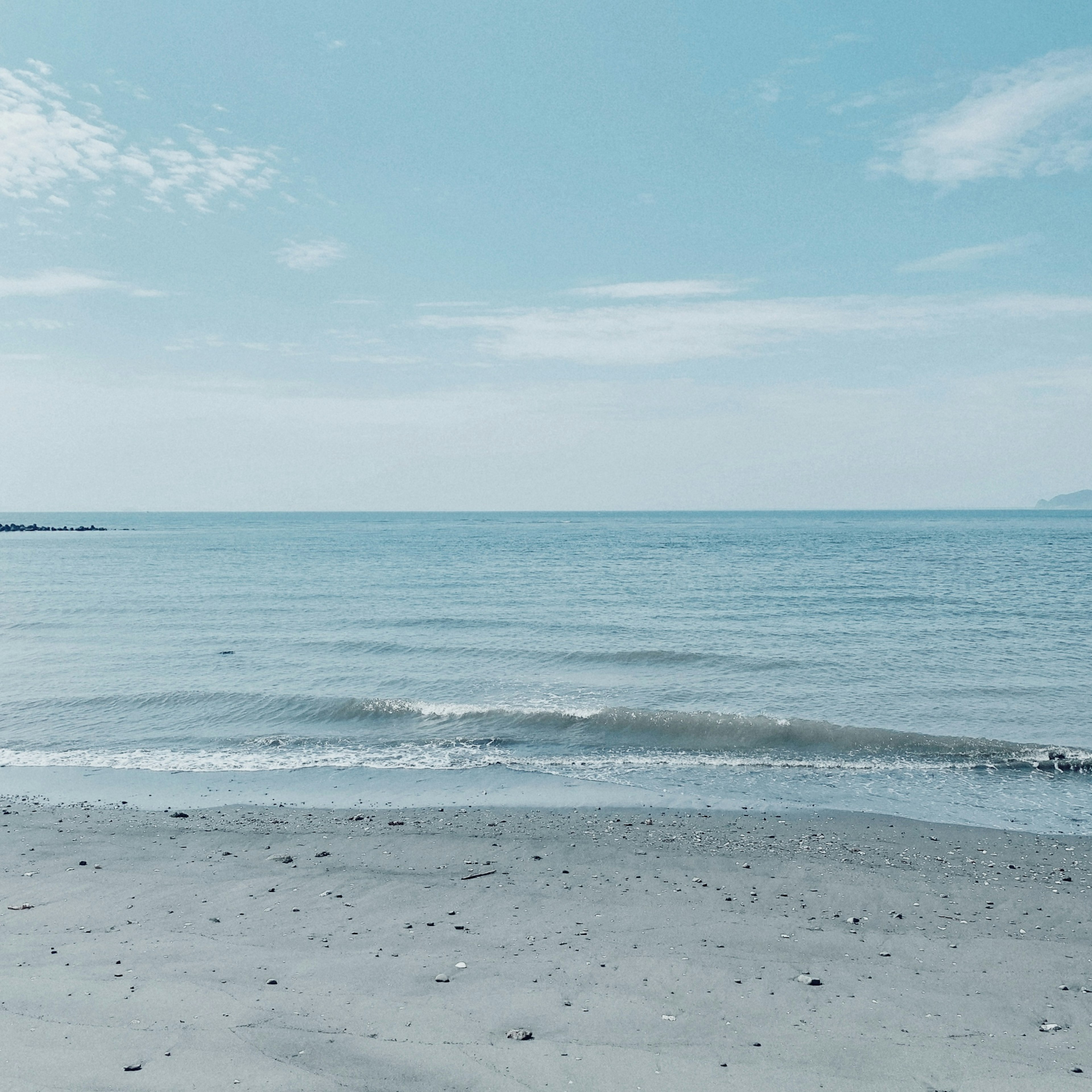 穏やかな海と青い空の風景