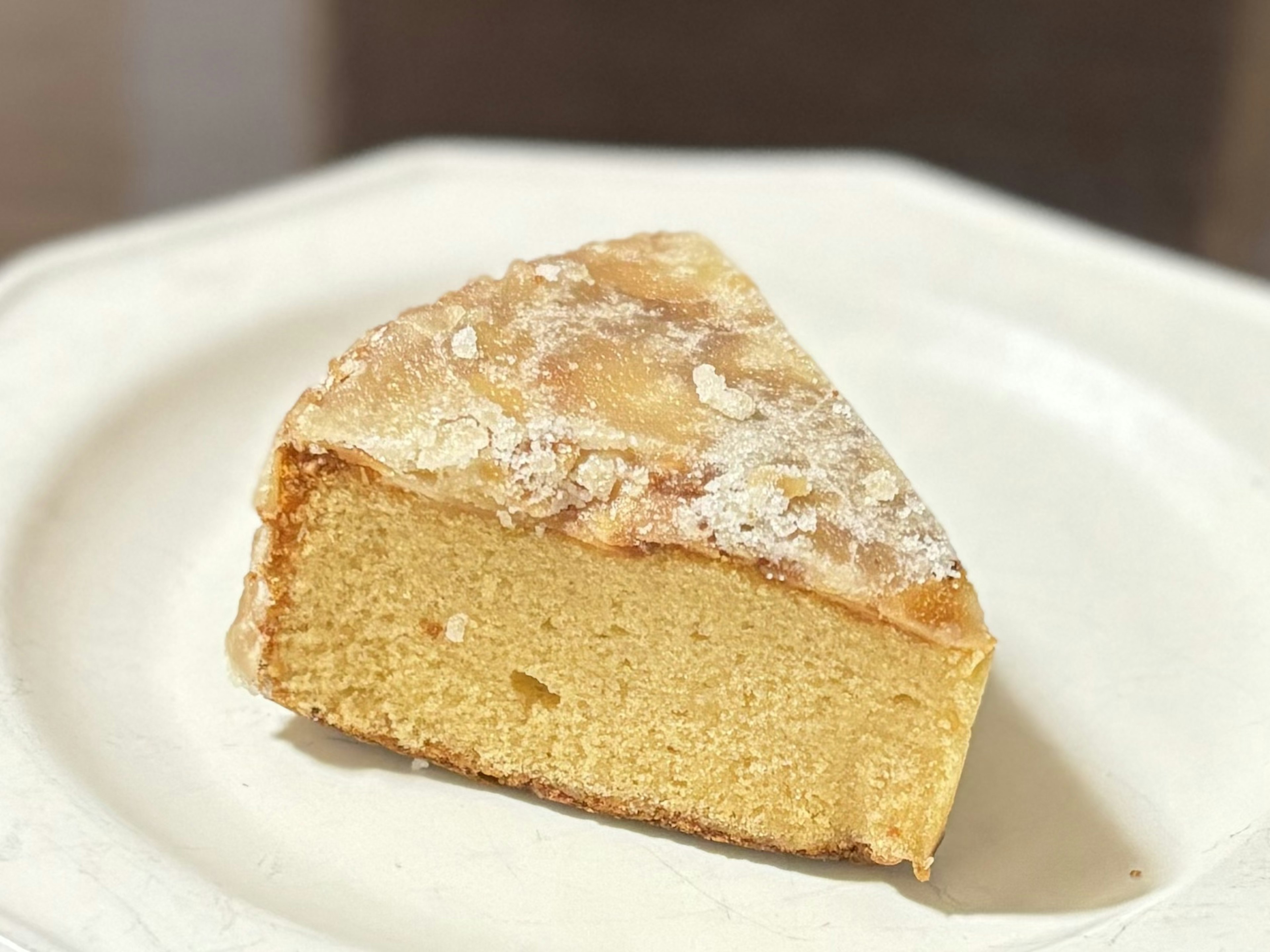 Una rebanada de pastel amarillo en un plato blanco