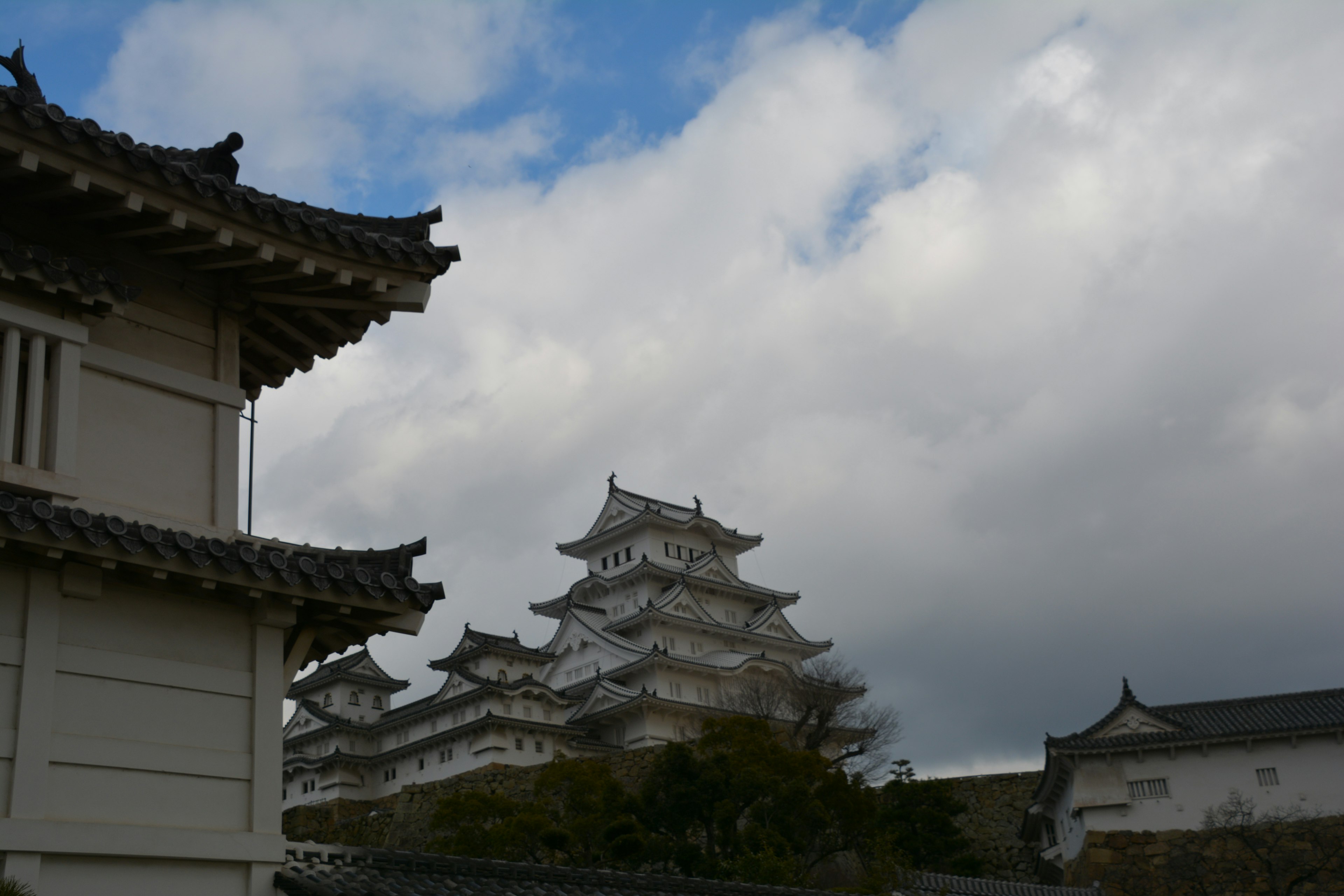 Pemandangan indah Kastil Himeji dengan langit mendung