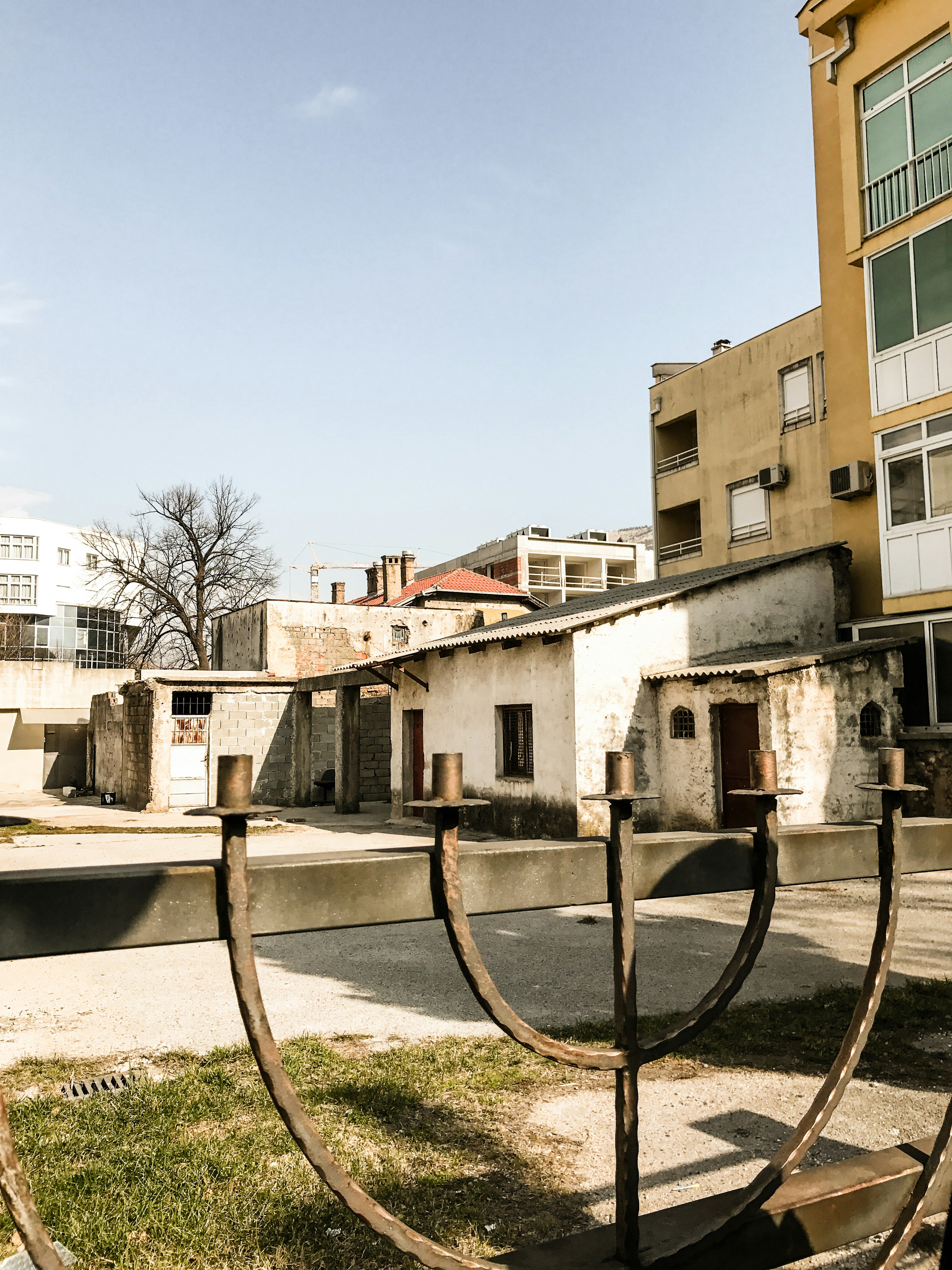 Vue de vieux et nouveaux bâtiments avec une structure métallique au premier plan