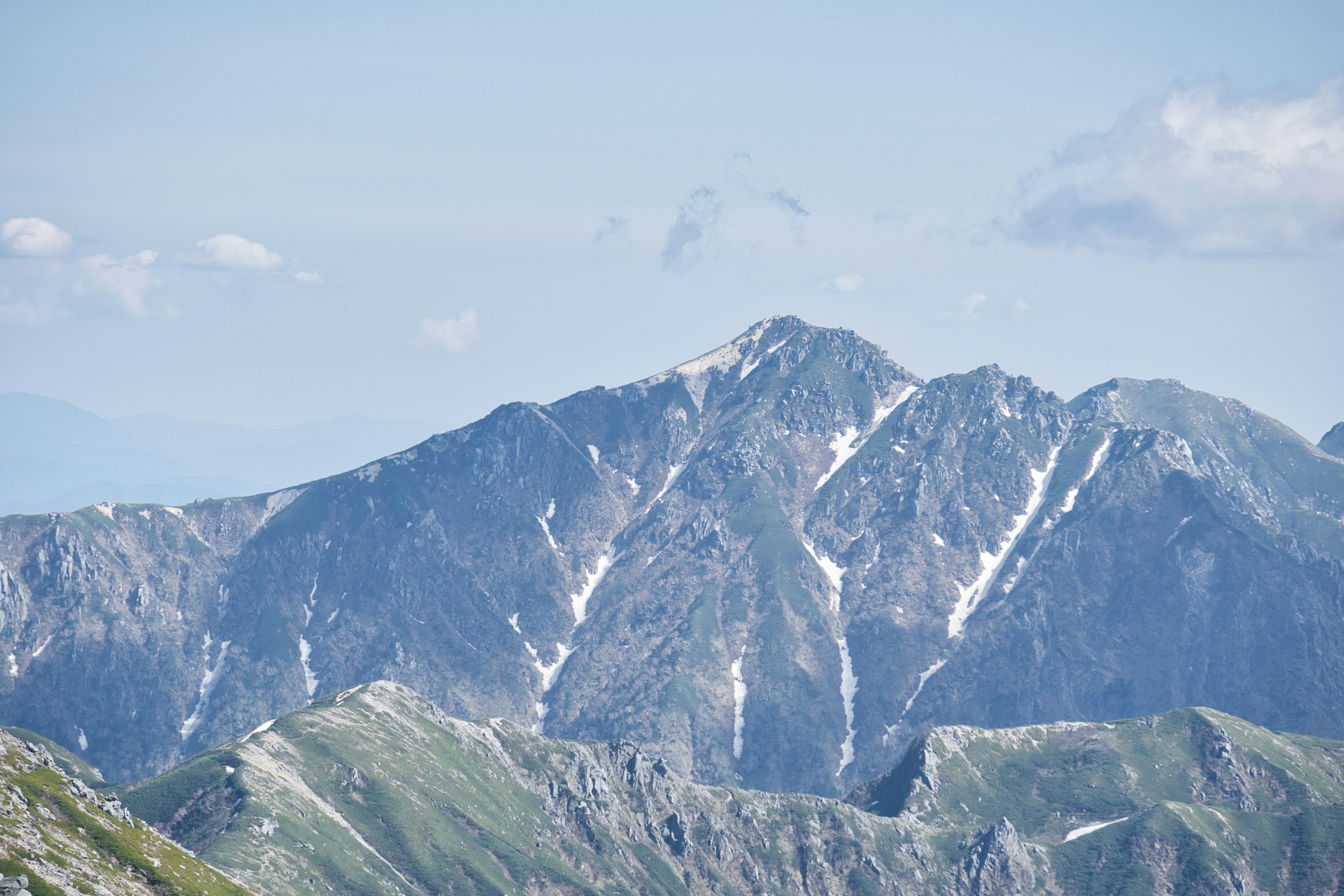 Cadena montañosa escénica con picos nevados