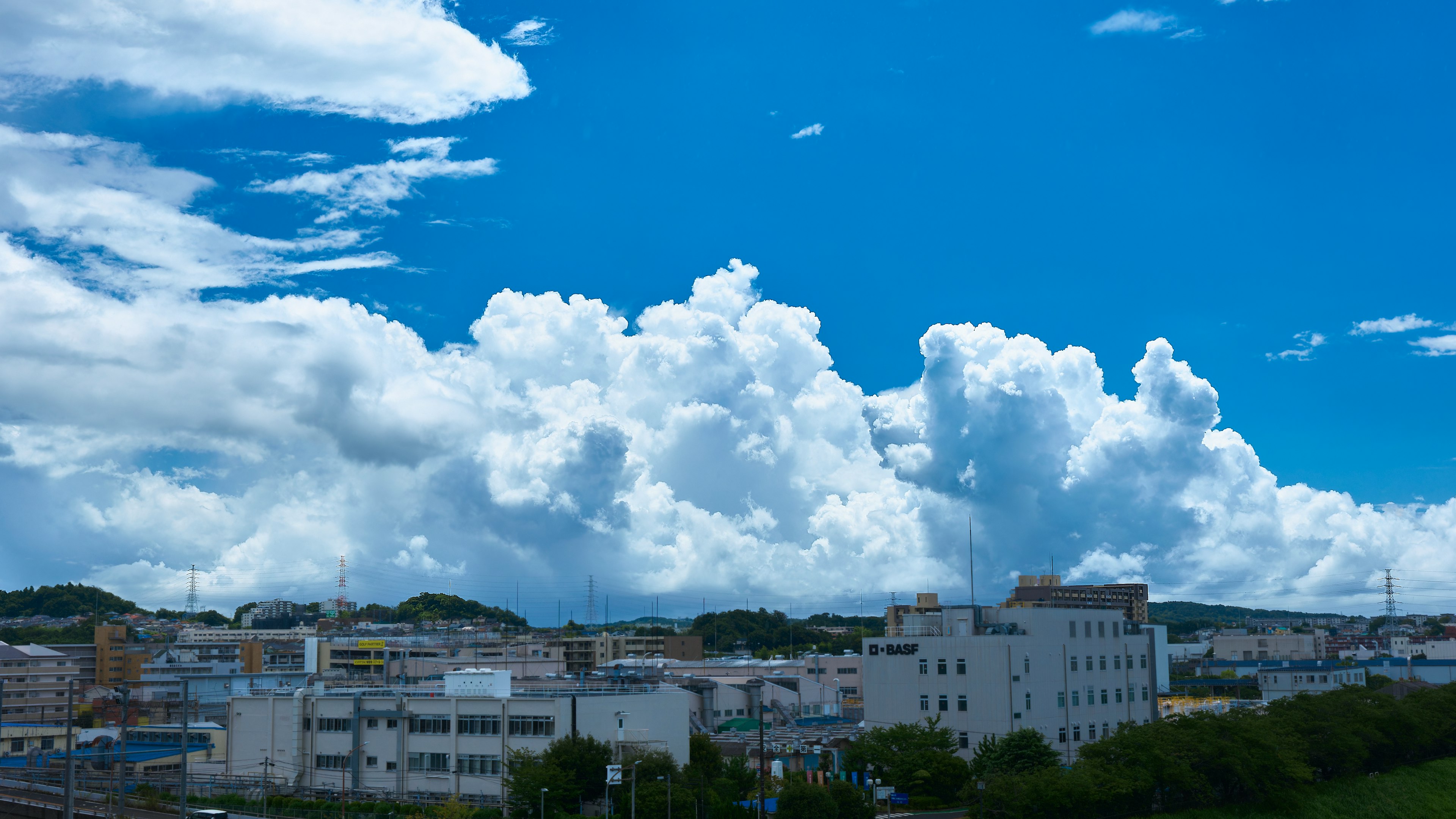 城市天際線與明亮藍天的白雲