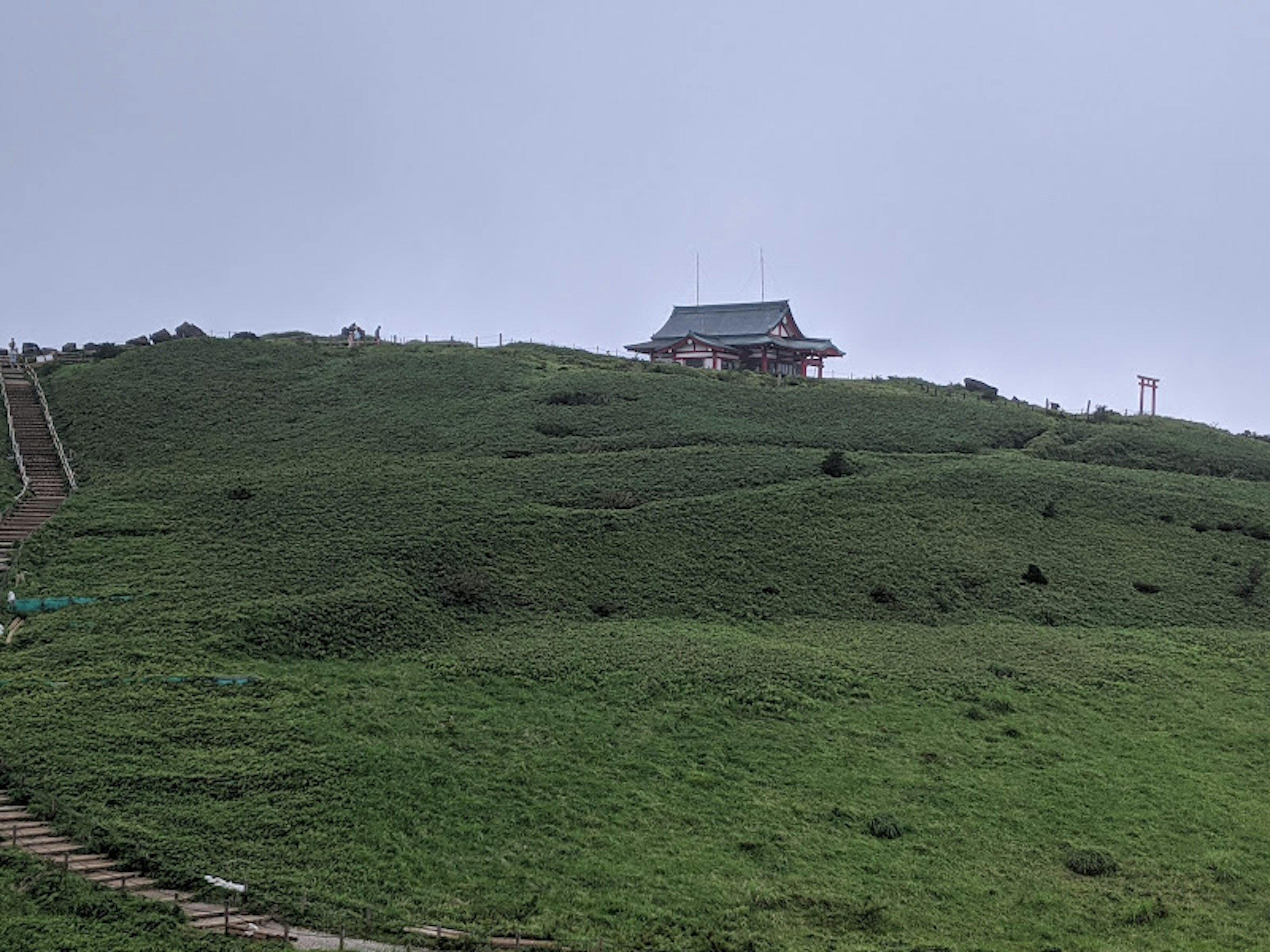 緑の丘の上にある伝統的な建物と階段