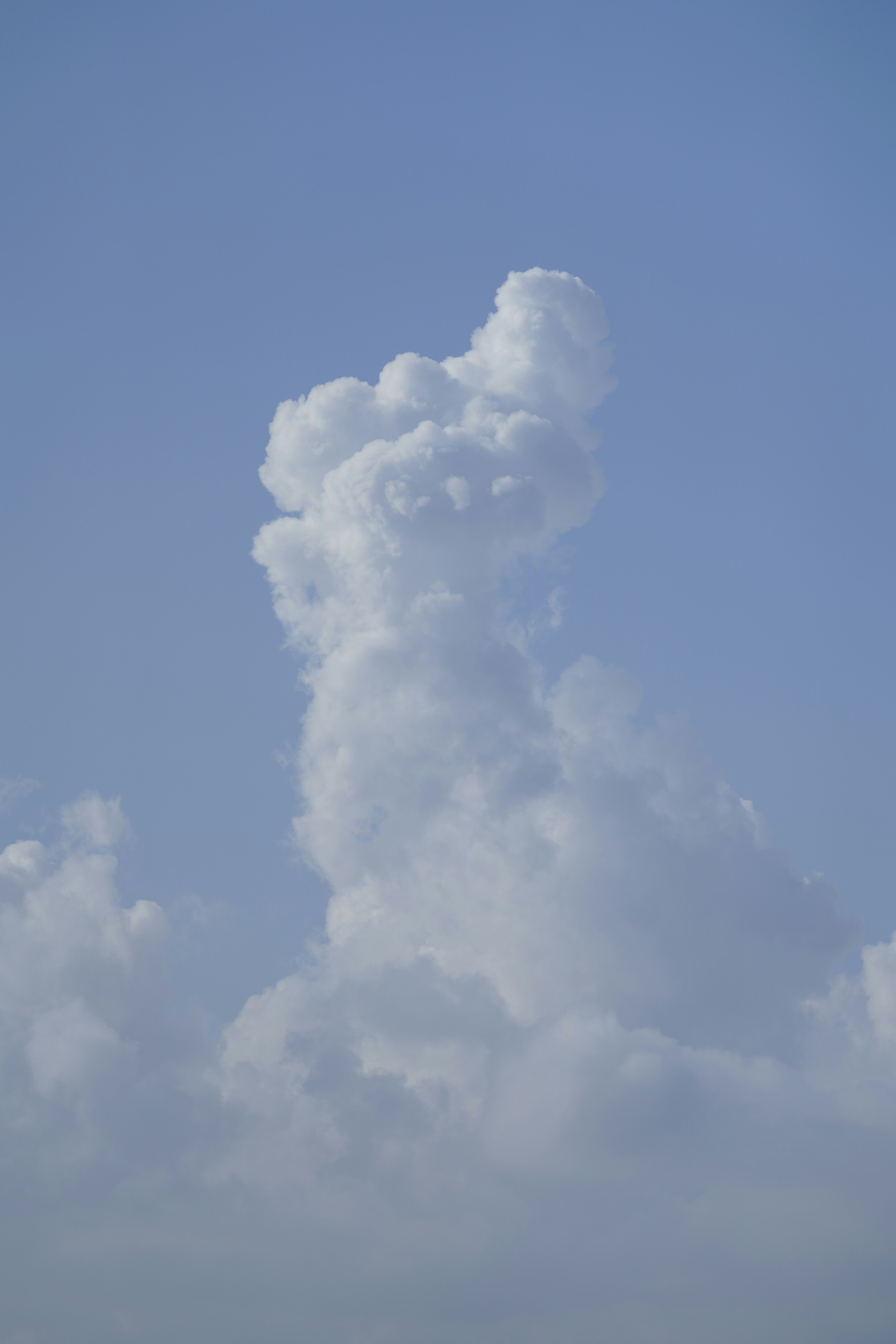 Formazione nuvolosa unica in un cielo blu