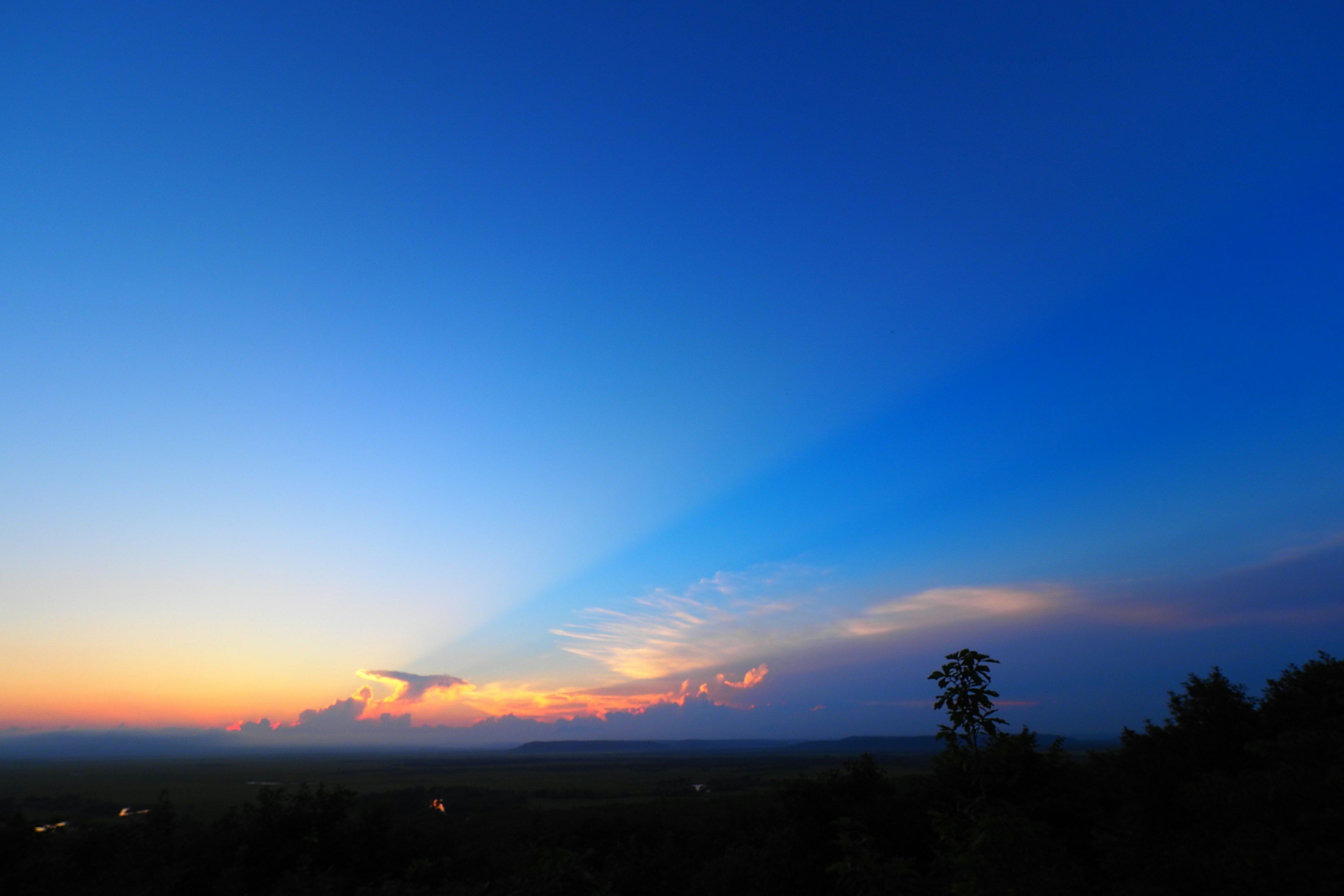 Vue panoramique d'un ciel bleu avec des teintes de coucher de soleil orange