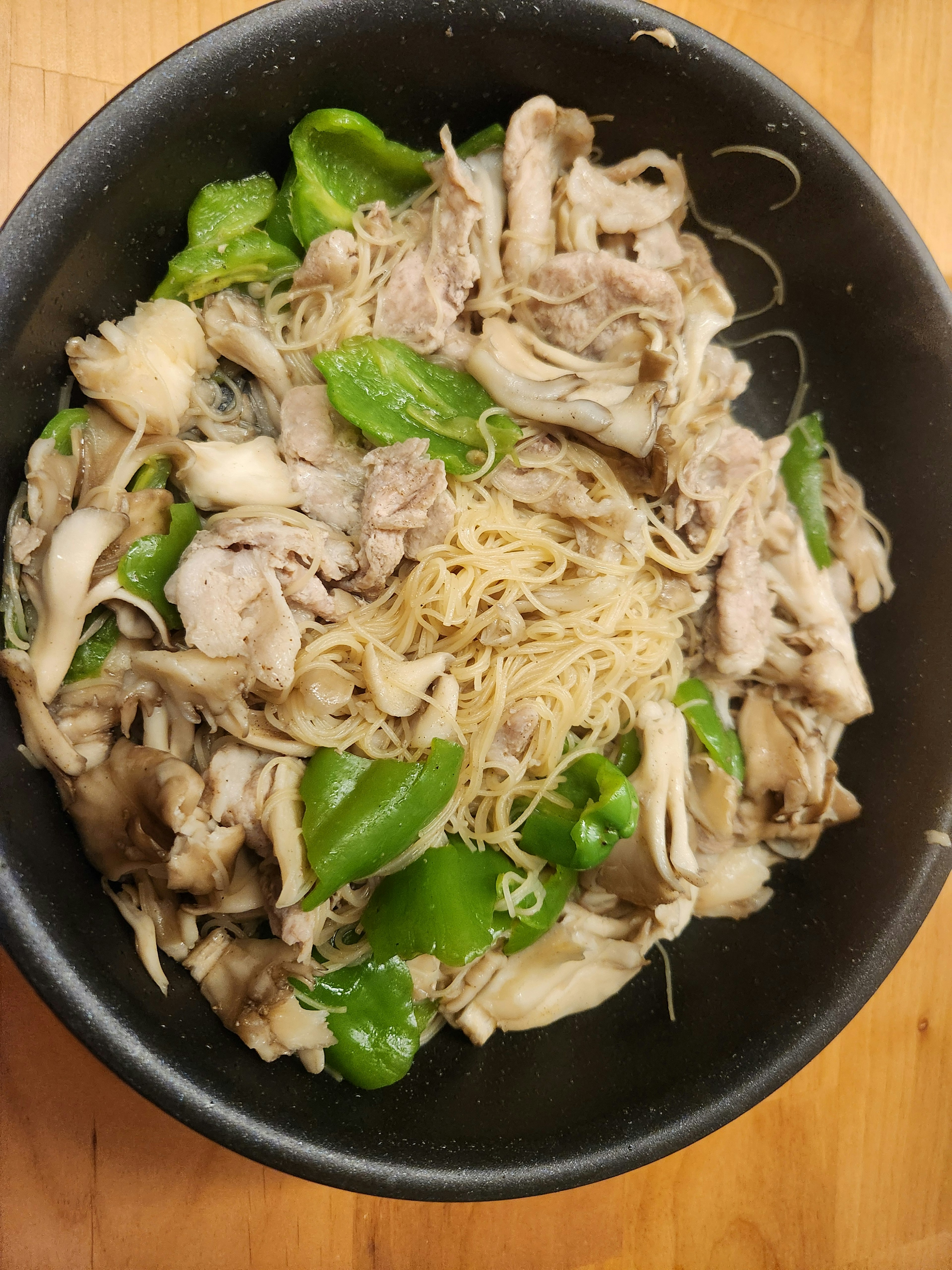 鶏肉とピーマンの炒め物と麺のボウル