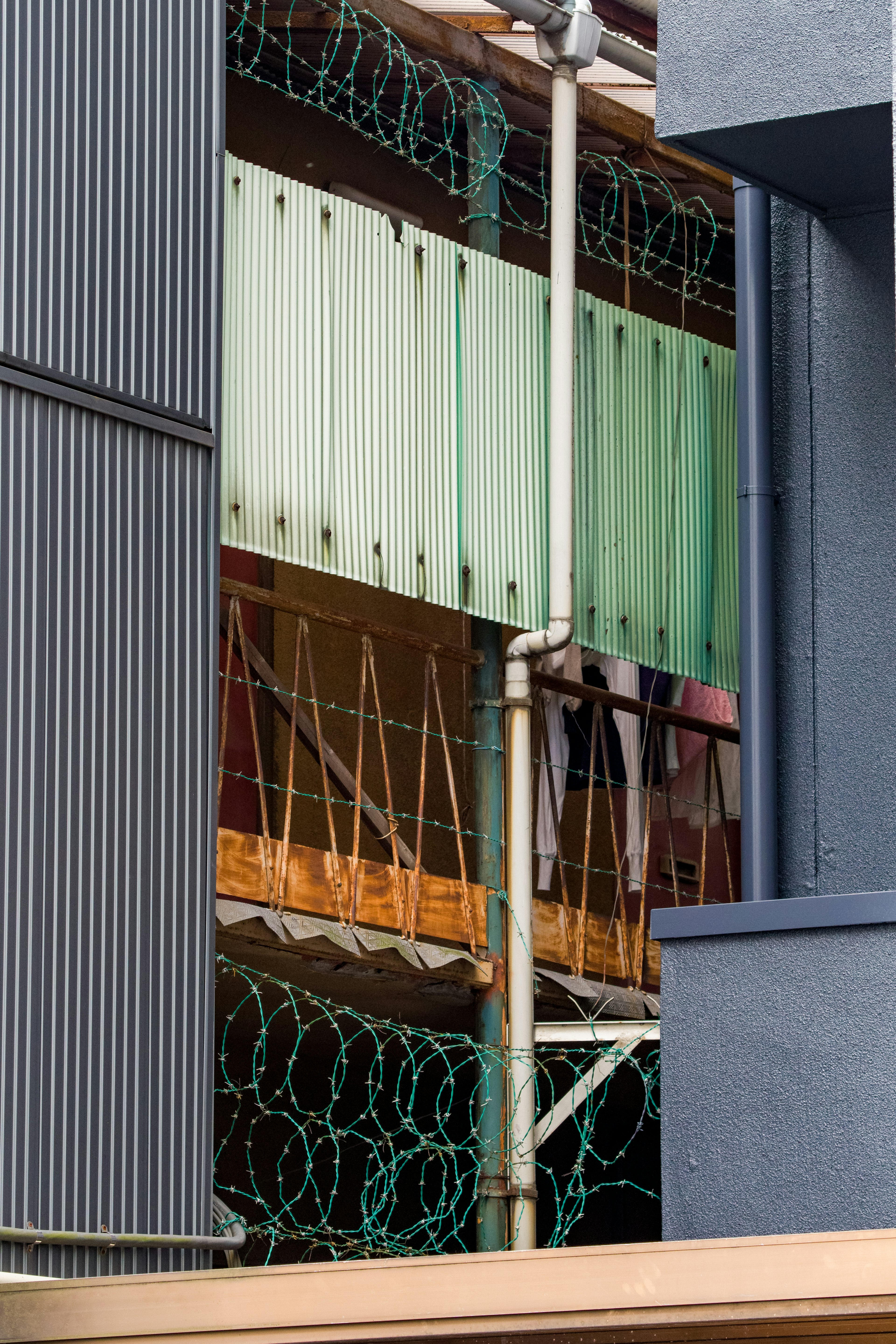 Struttura di edificio con vetro verde e filo spinato