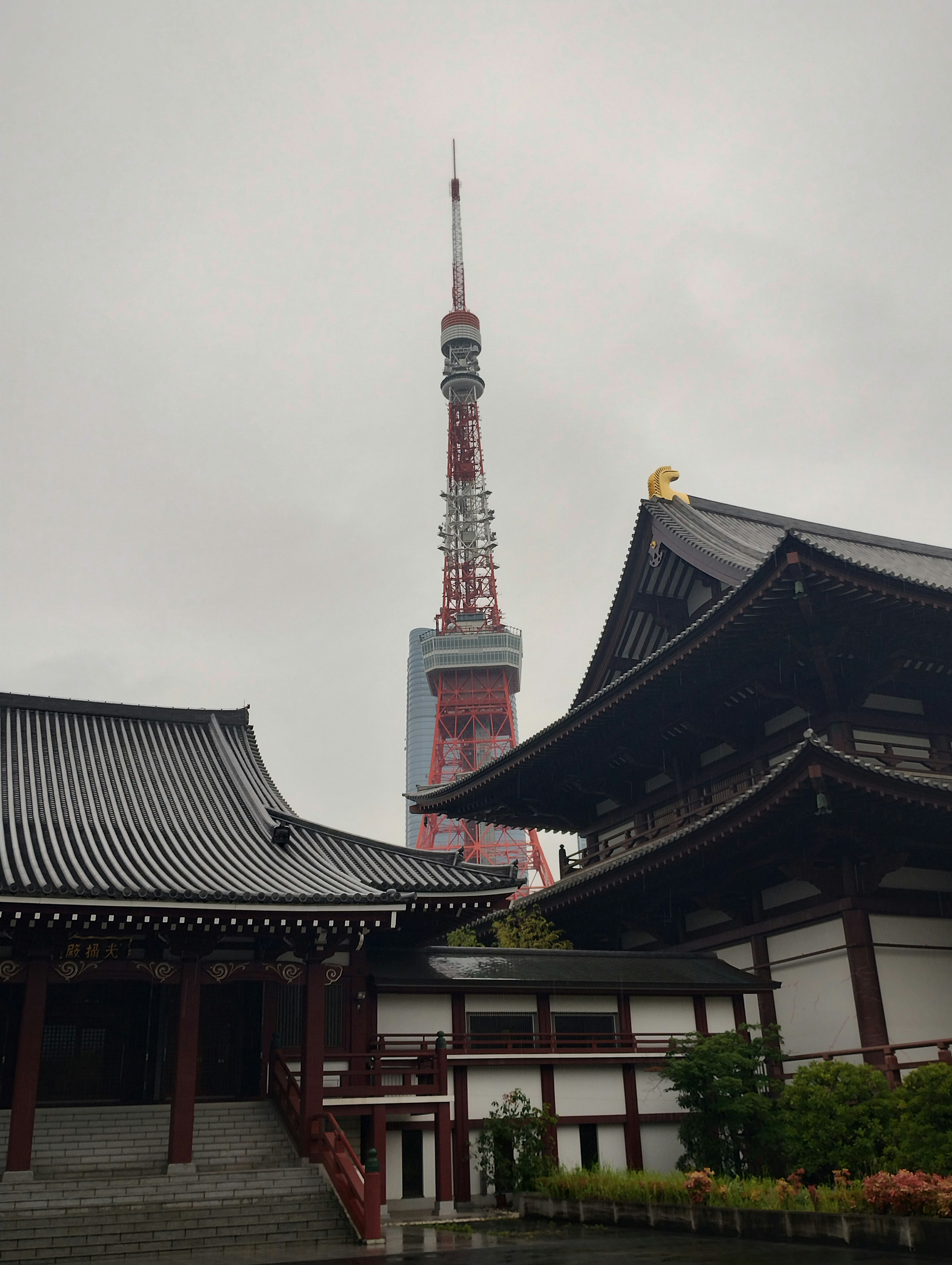 Vista della Tokyo Tower dietro un tempio tradizionale