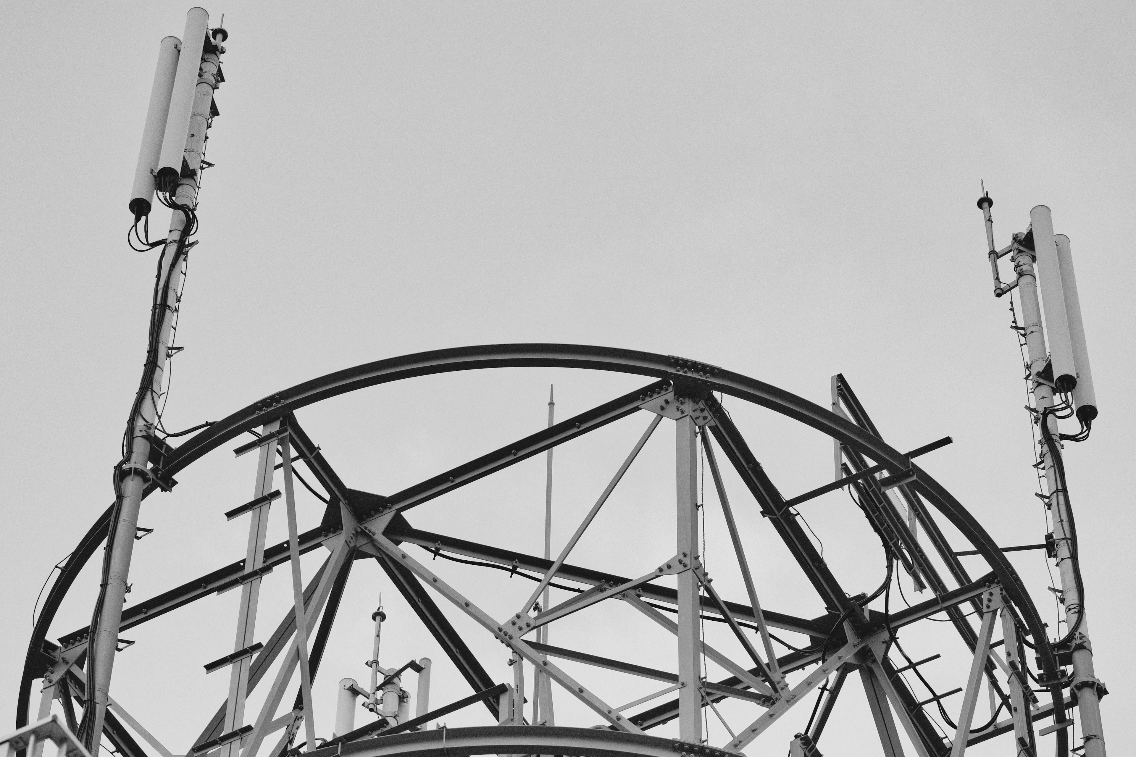 Détail de la structure d'une tour de communication avec des antennes