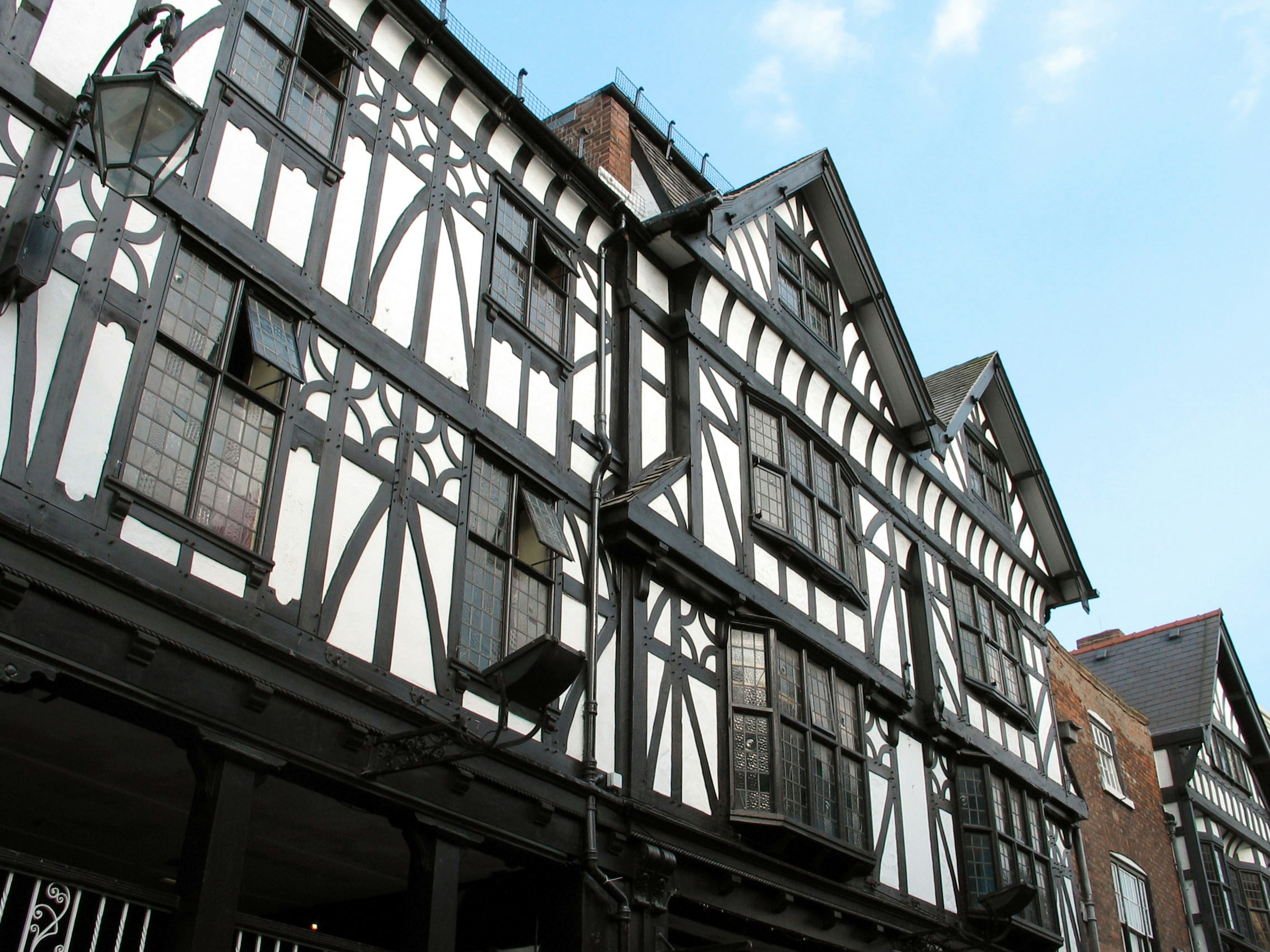 Vue extérieure d'un bâtiment à colombages montrant des motifs complexes