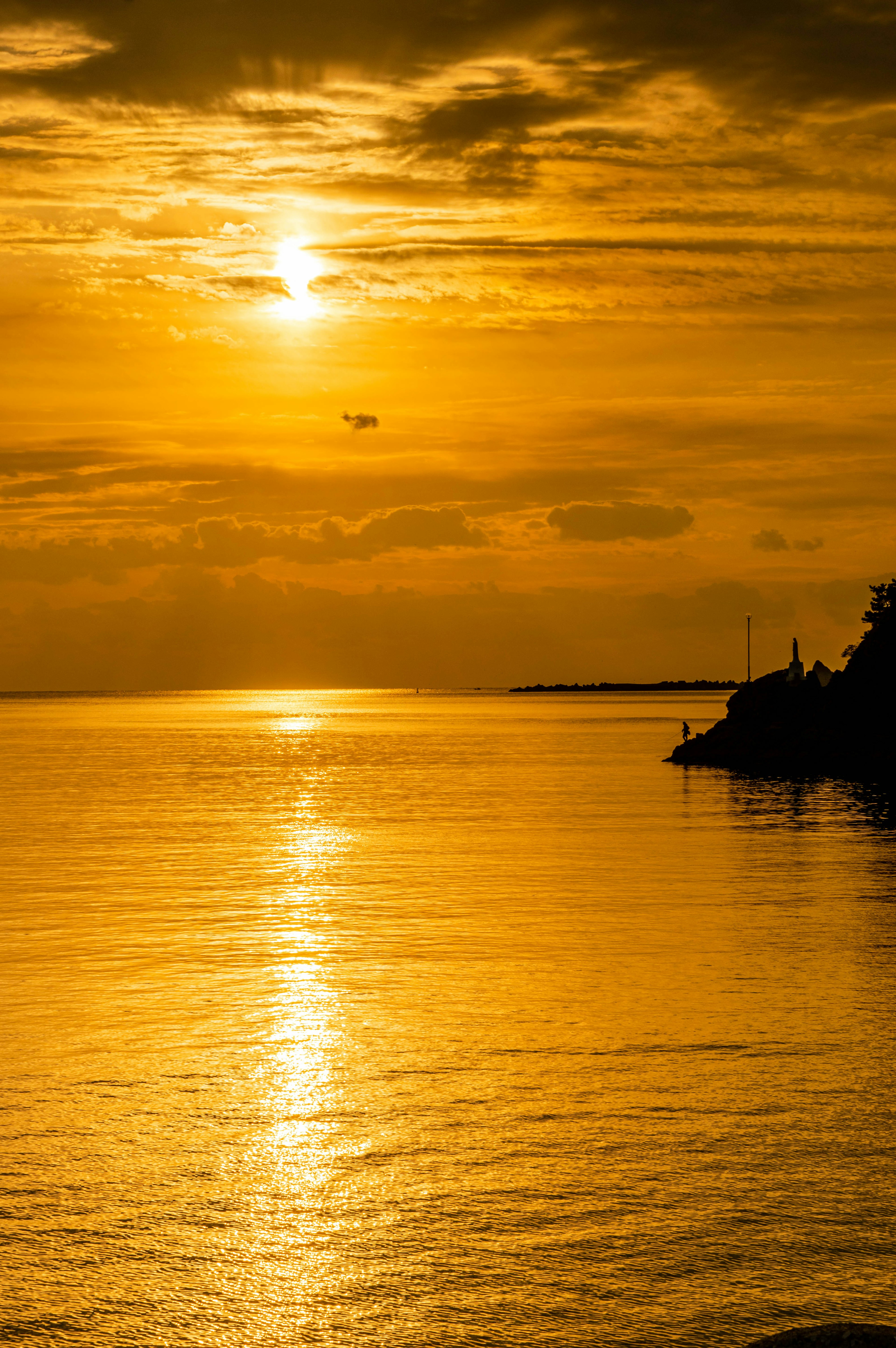 夕日の美しい黄昏時の海の景色