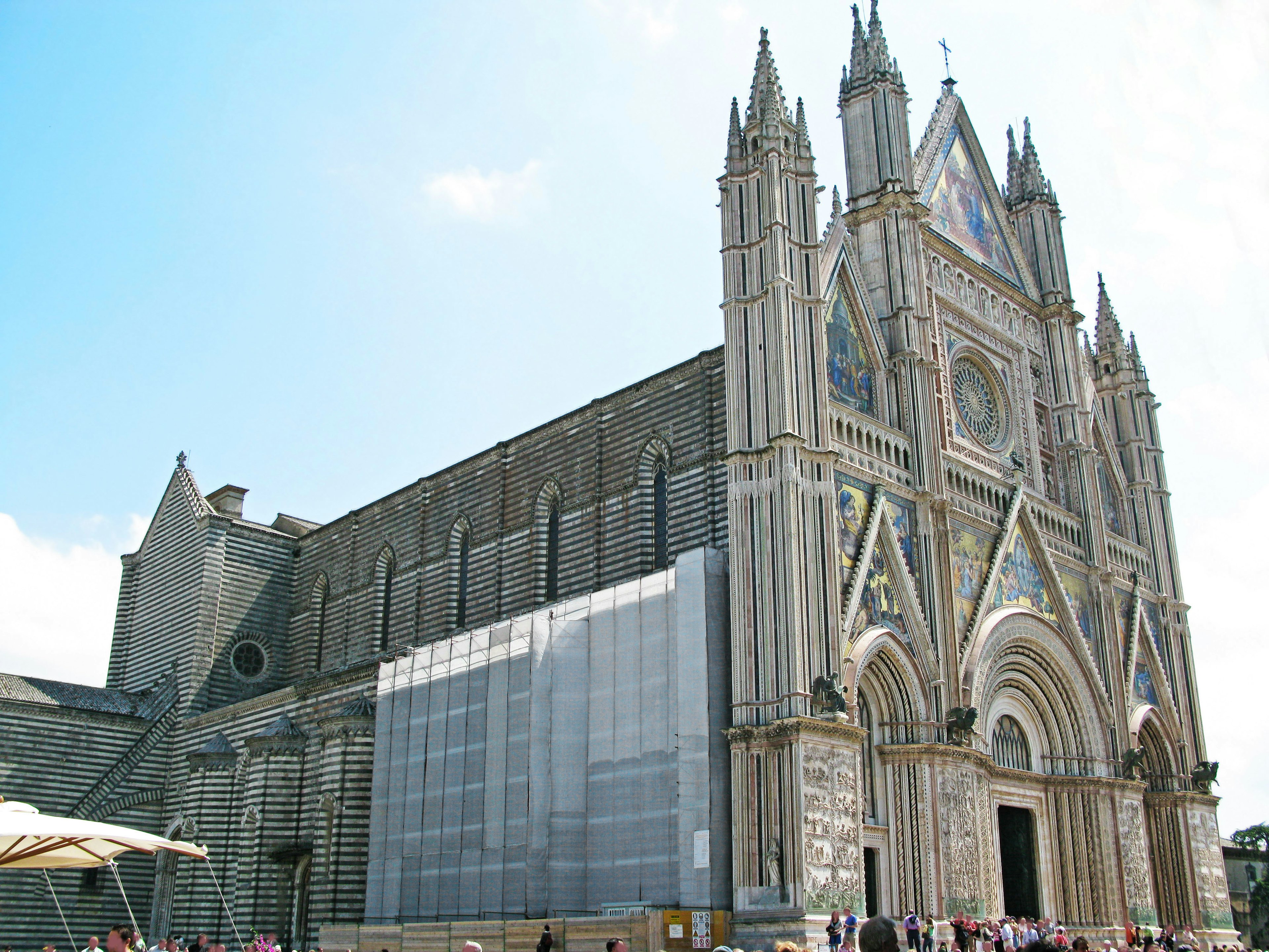 Imponente esterno della cattedrale con impalcature di restauro visibili