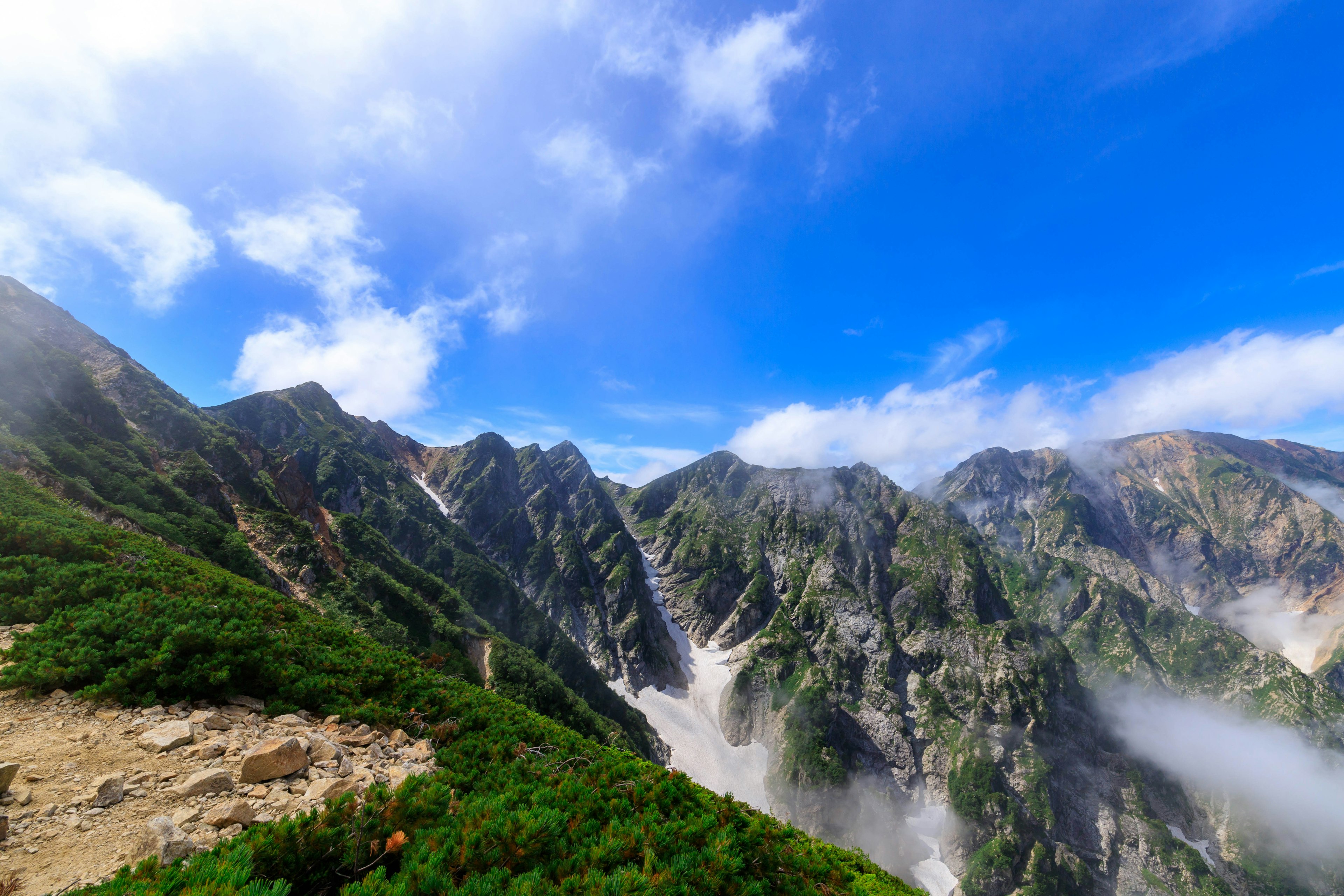 壮丽的山脉景观，蓝天和云朵