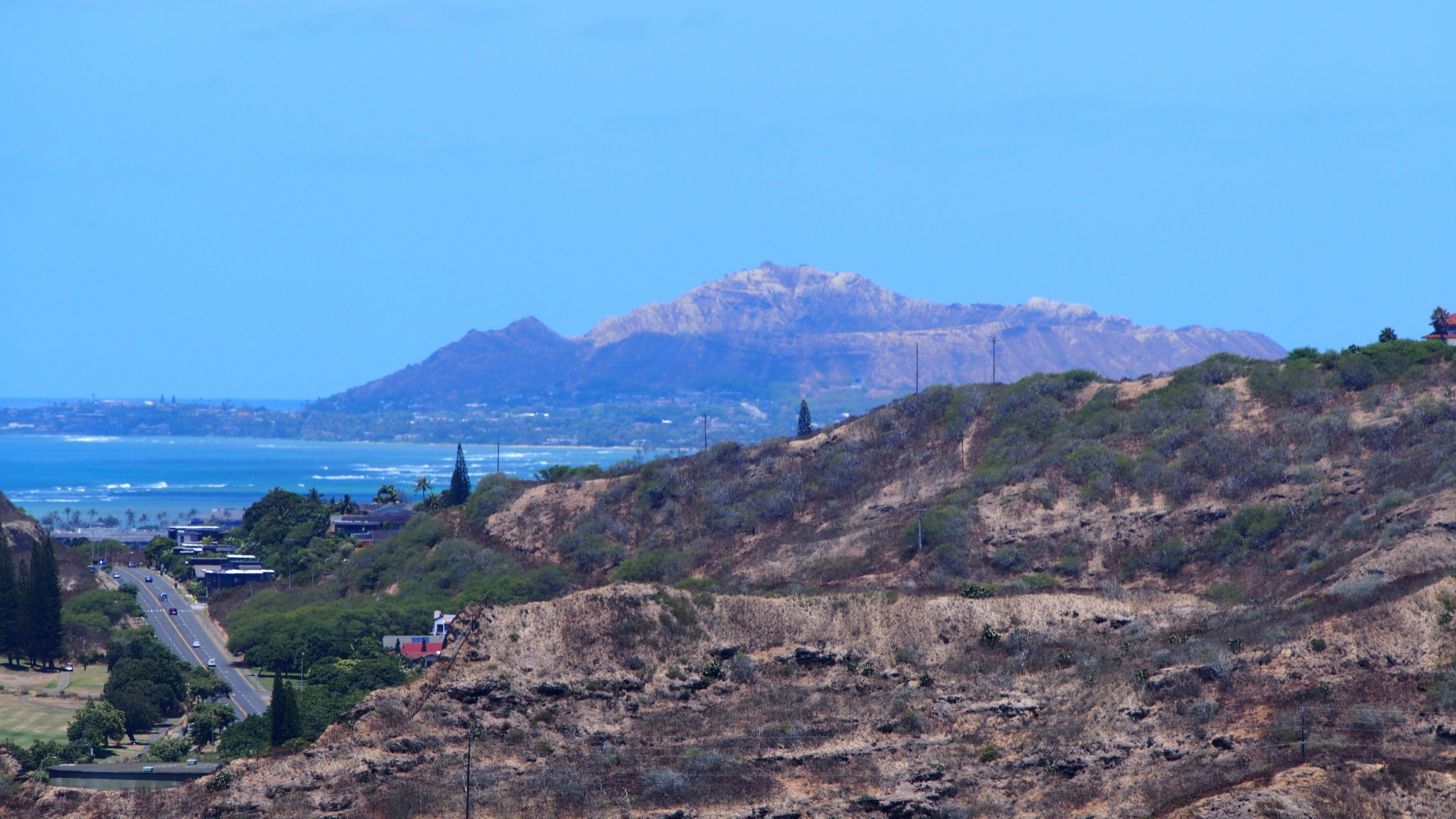 Panoramablick auf Ozean und Berge unter blauem Himmel mit Diamond Head in der Ferne