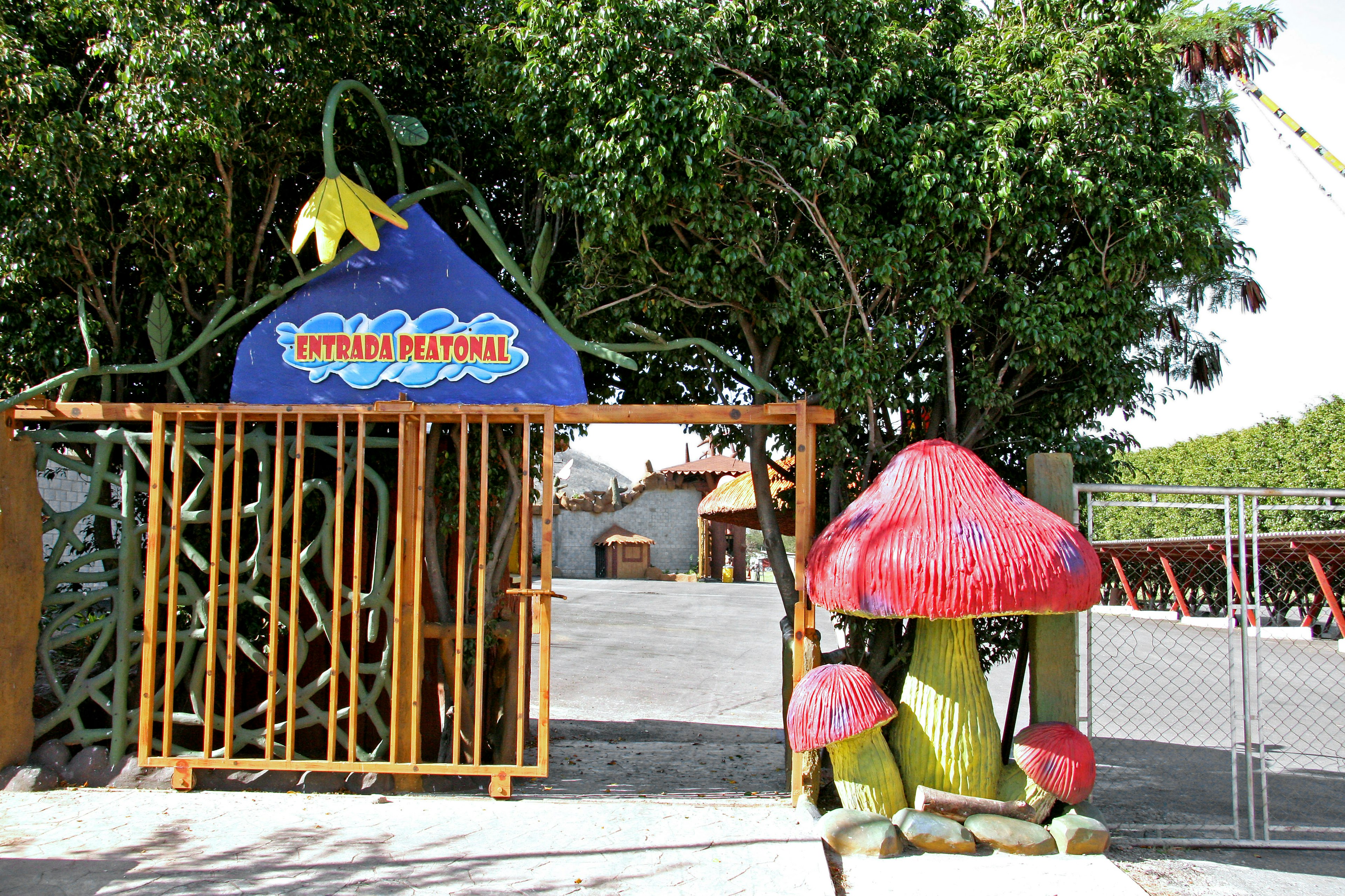 Decoraciones coloridas de hongos y plantas en la entrada de un parque infantil