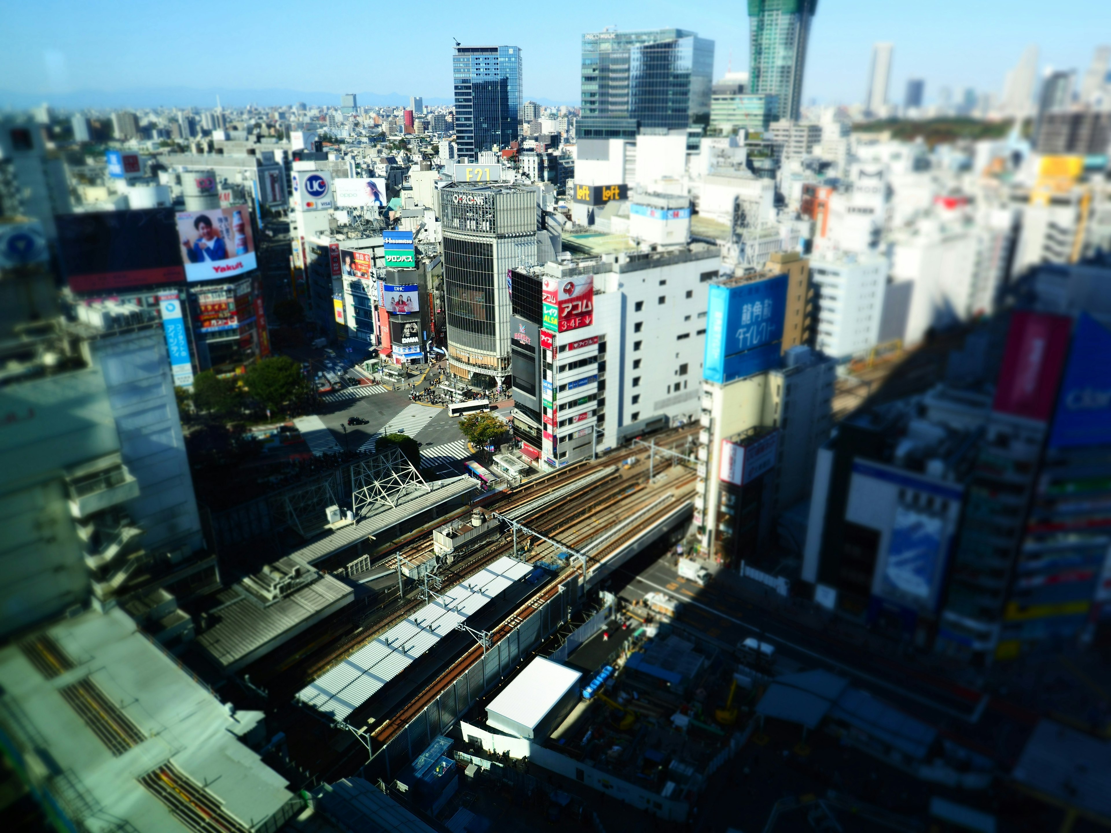 ทิวทัศน์เมืองโตเกียวมีทางรถไฟและตึกระฟ้า