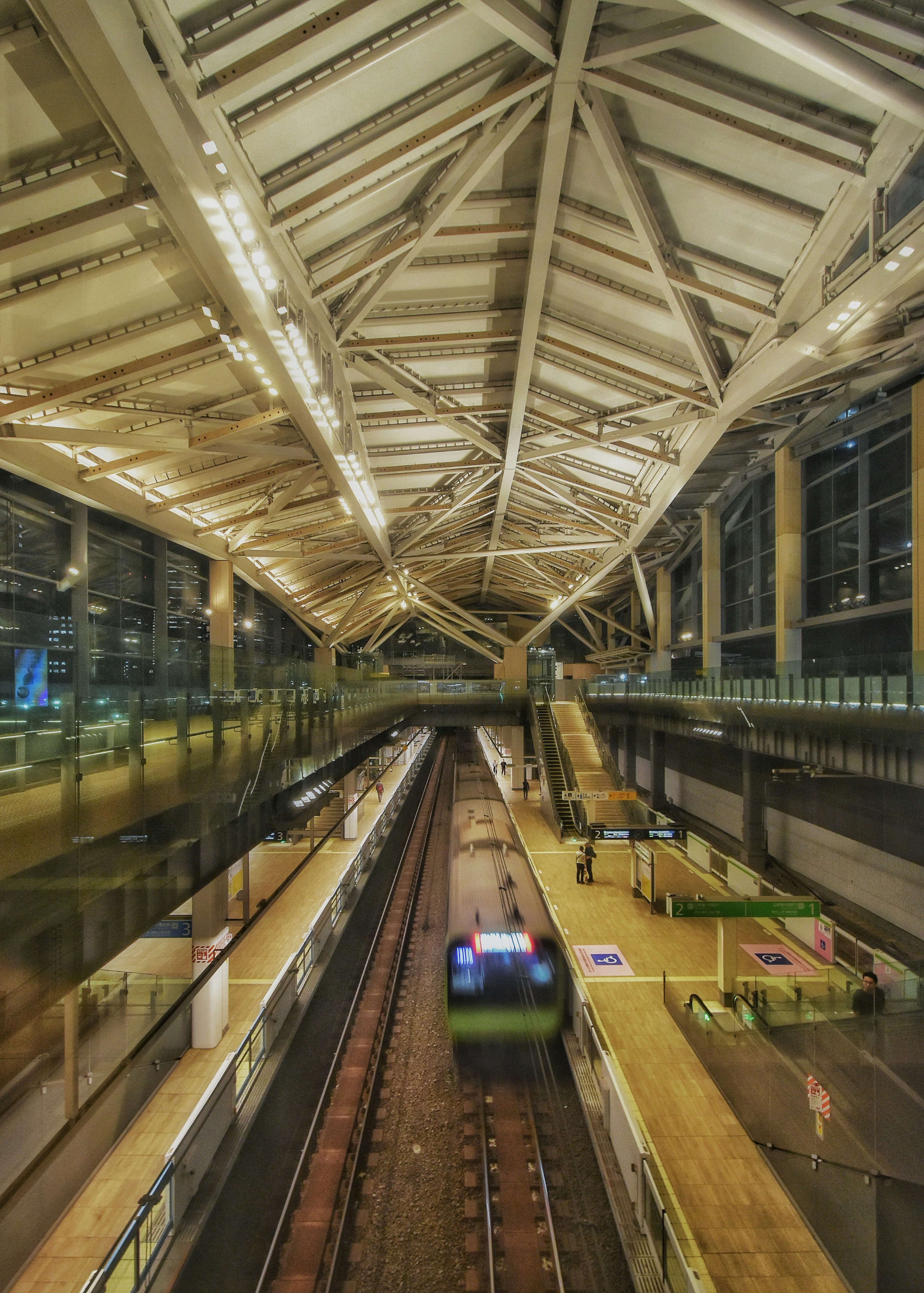 Pemandangan interior stasiun kereta modern dengan desain langit-langit yang mencolok