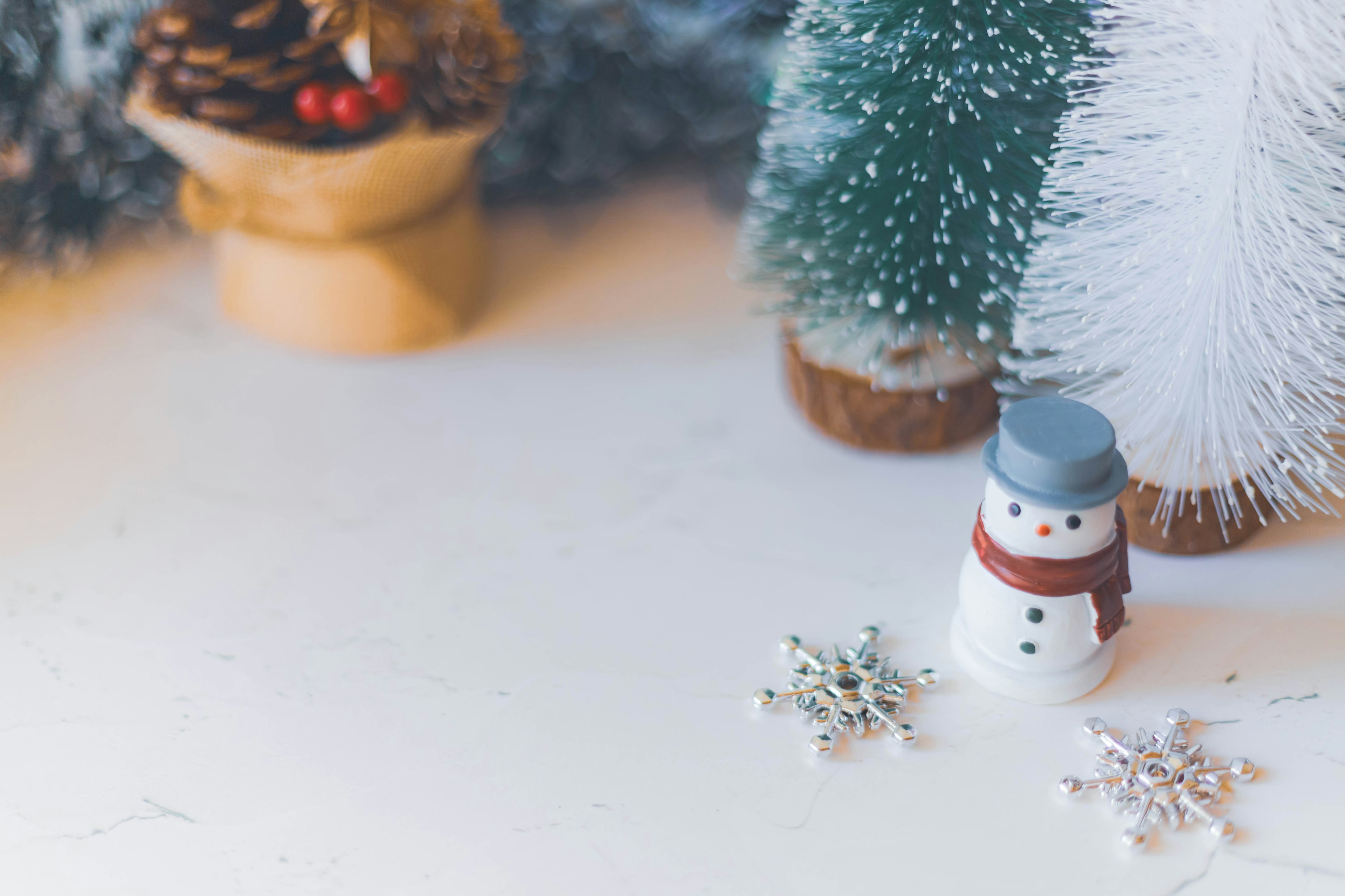 Una scena invernale con decorazioni natalizie e una figurina di pupazzo di neve