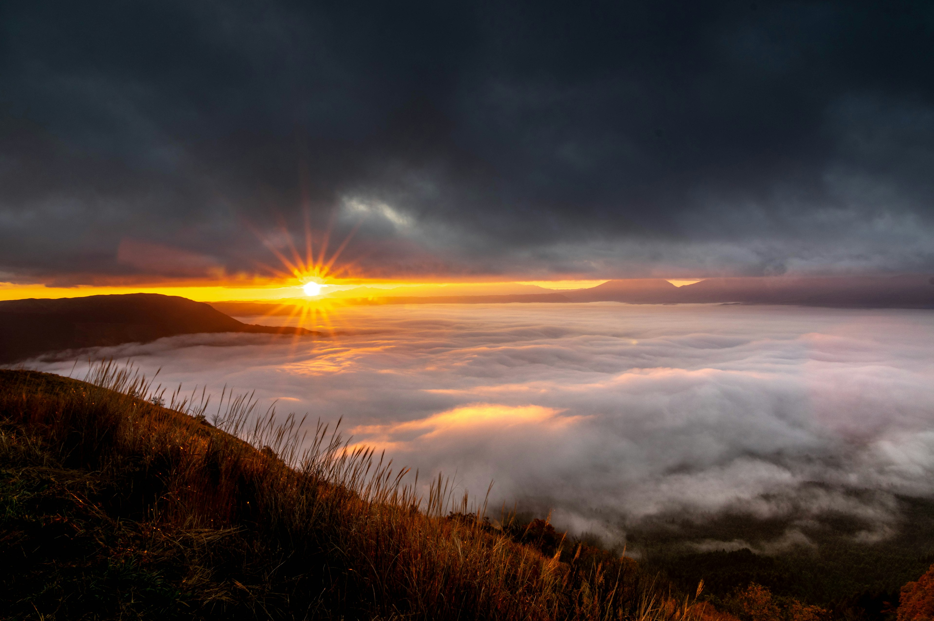 Impresionante paisaje con atardecer sobre un mar de nubes