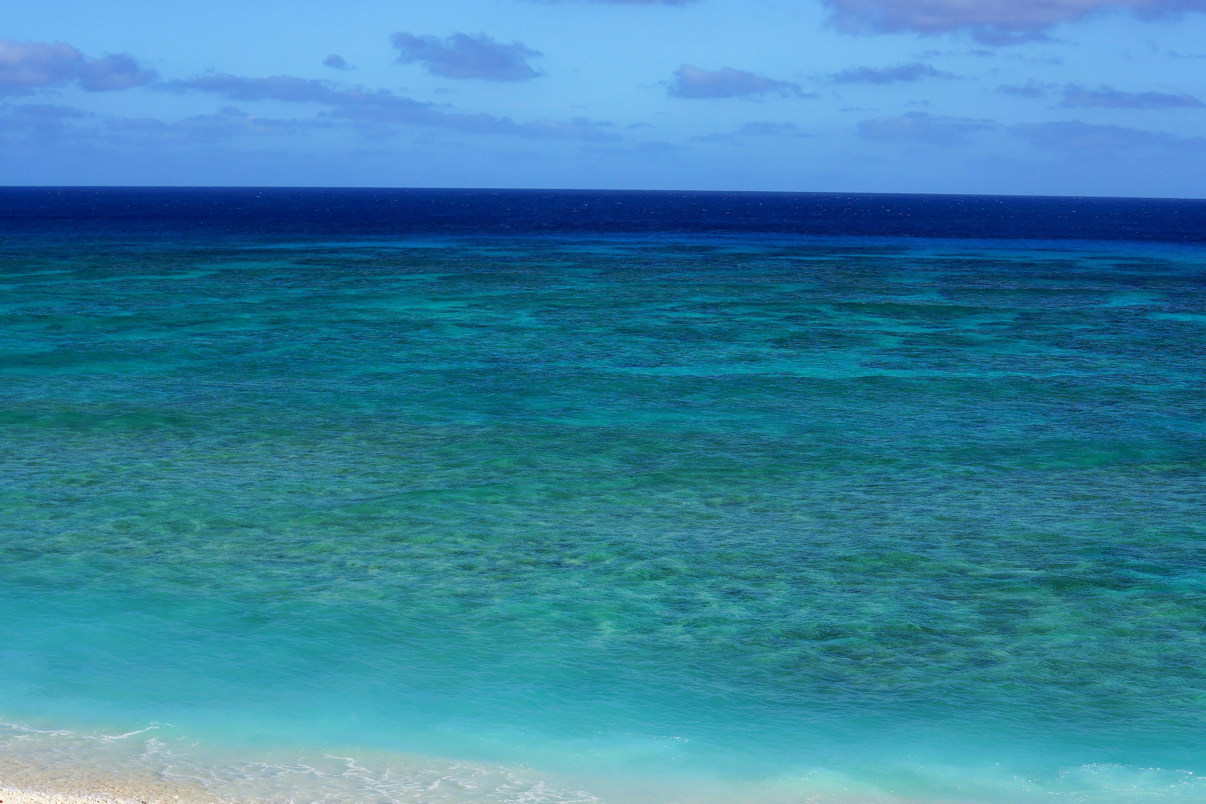 Bellissimo oceano blu con una spiaggia di sabbia