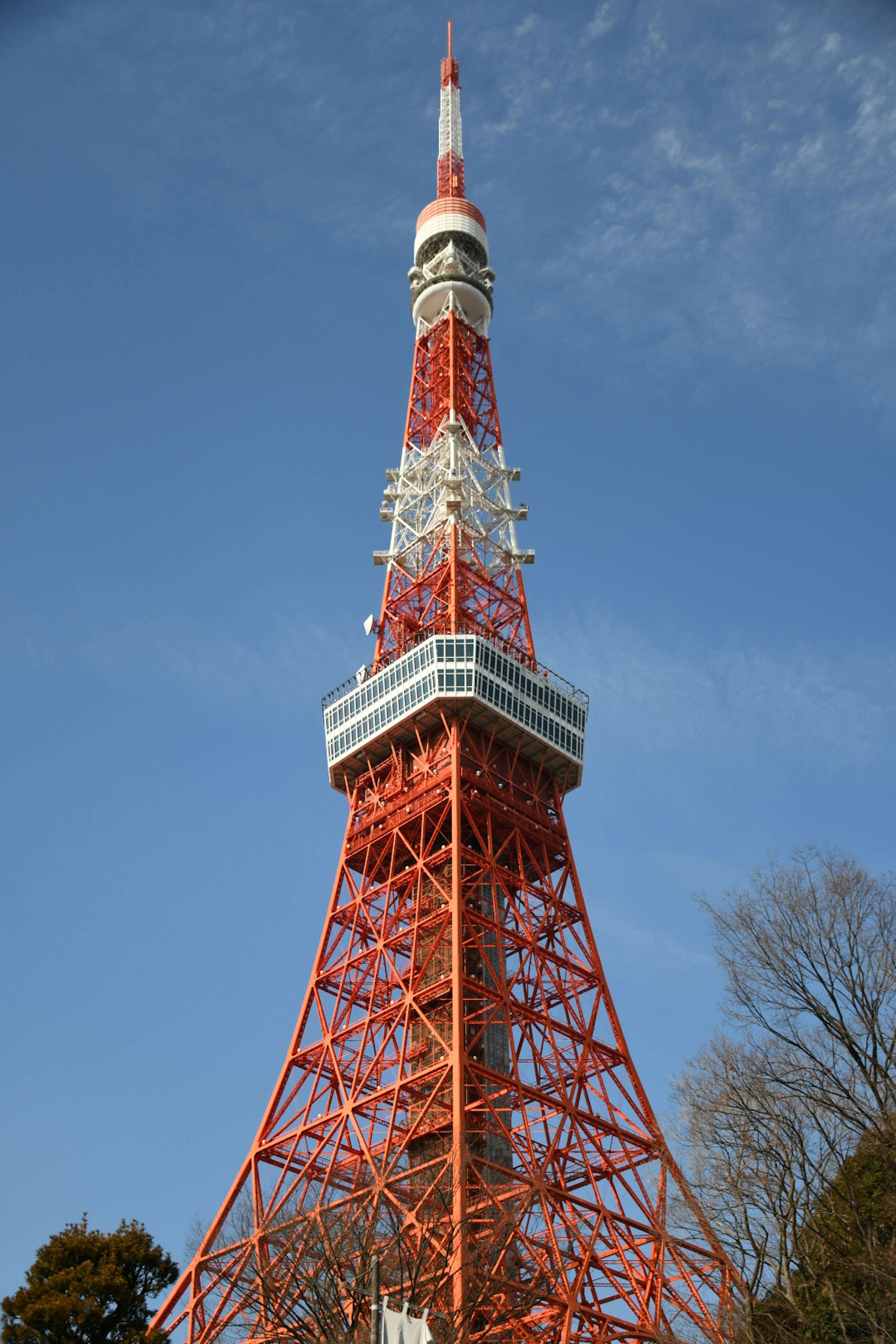 Menara Tokyo dengan struktur oranye cerah di latar belakang langit biru