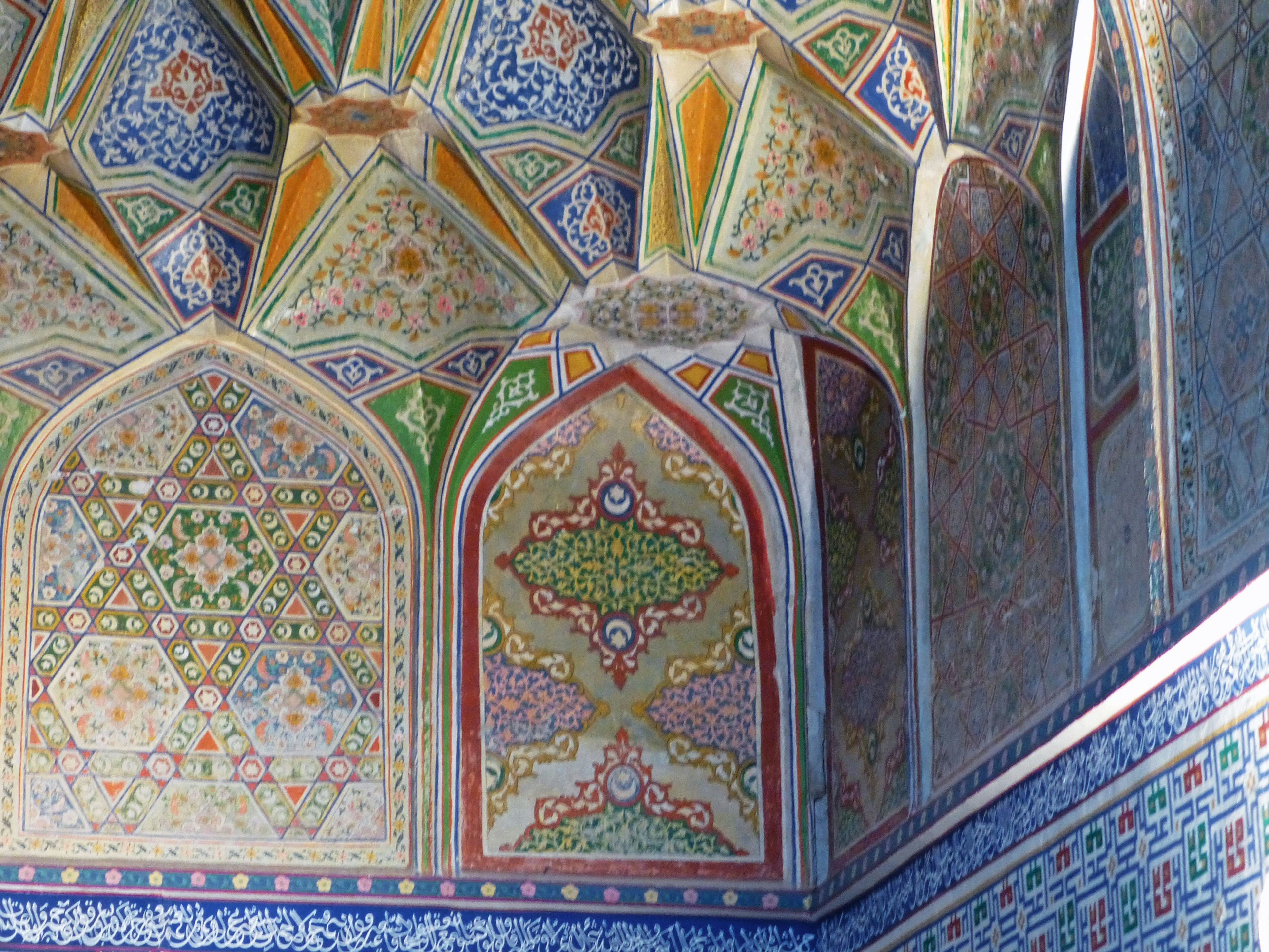 Parete interna di una moschea con motivi geometrici colorati e design intricati