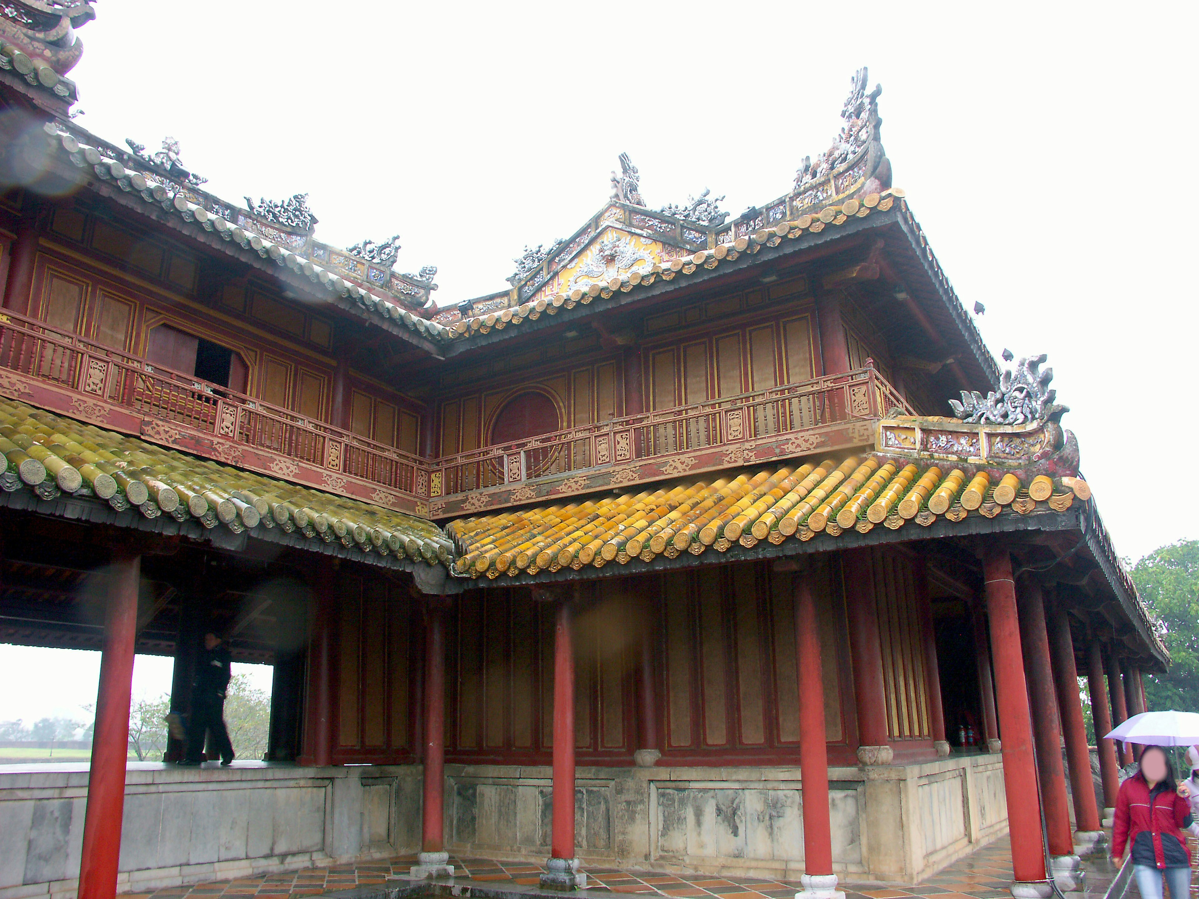 Structure architecturale traditionnelle avec des toits ornés et des colonnes rouges