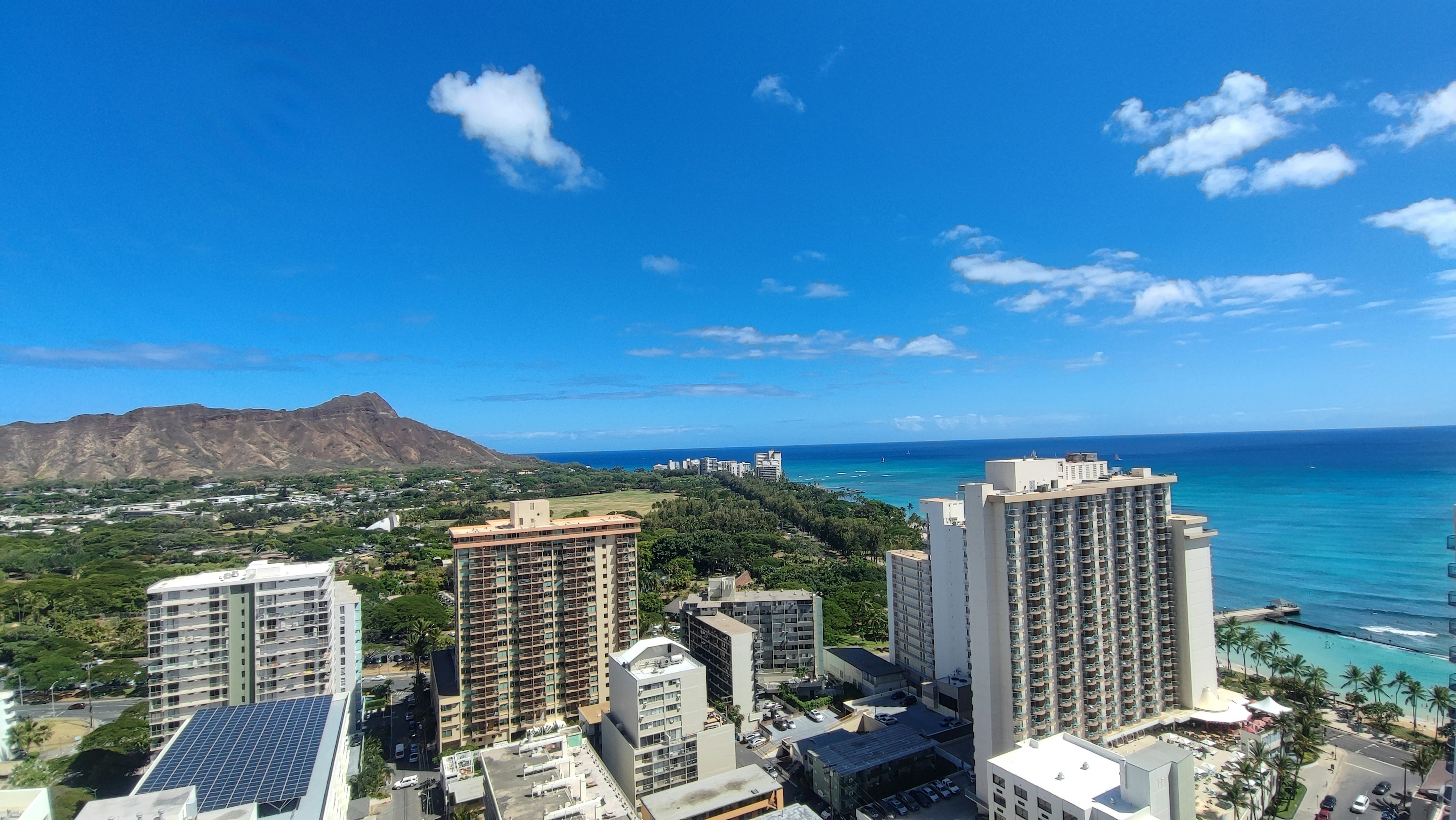 ハワイのワイキキビーチの美しい海と高層ビルの景色