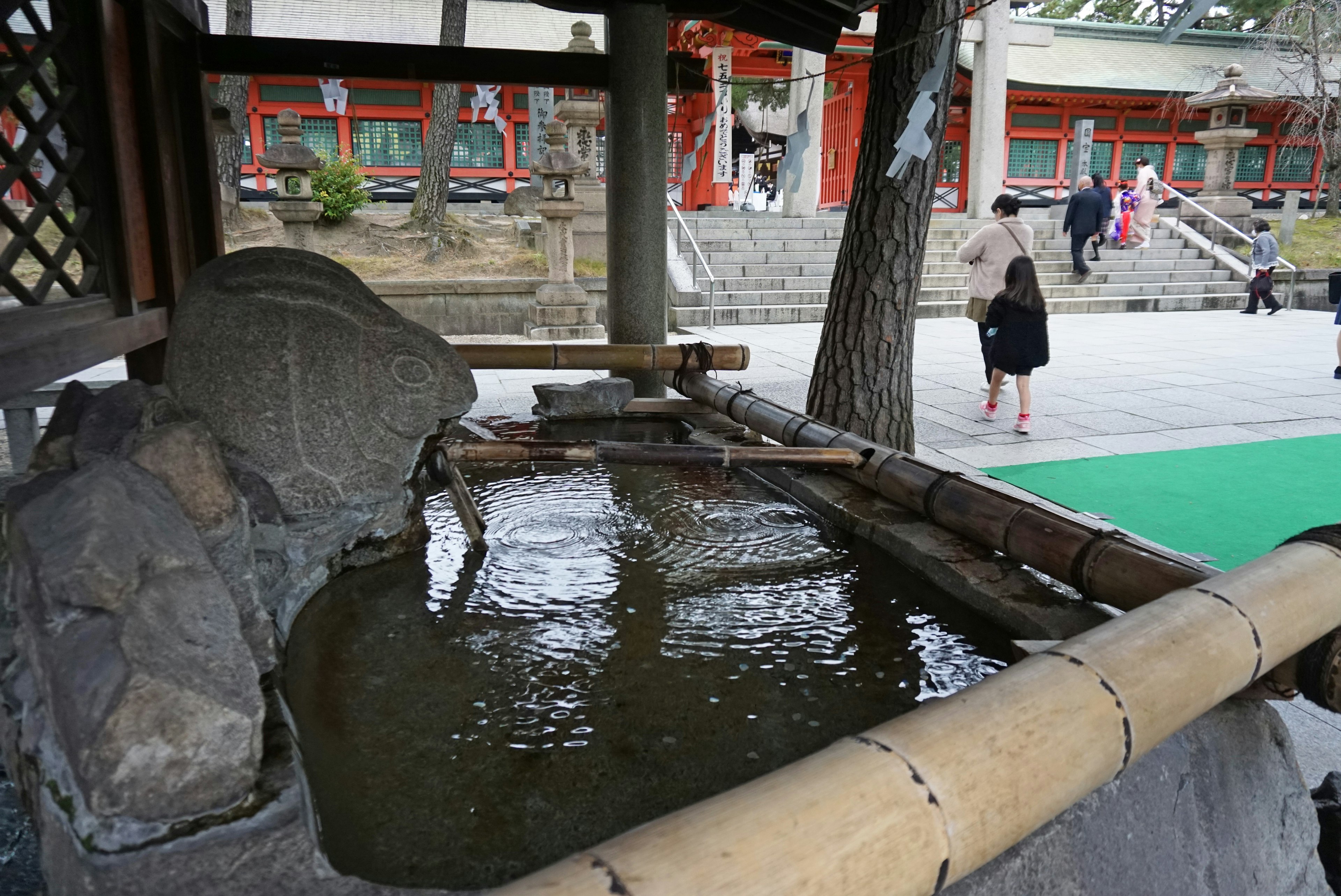 Basin pembersihan di kuil Shinto dengan fitur bambu