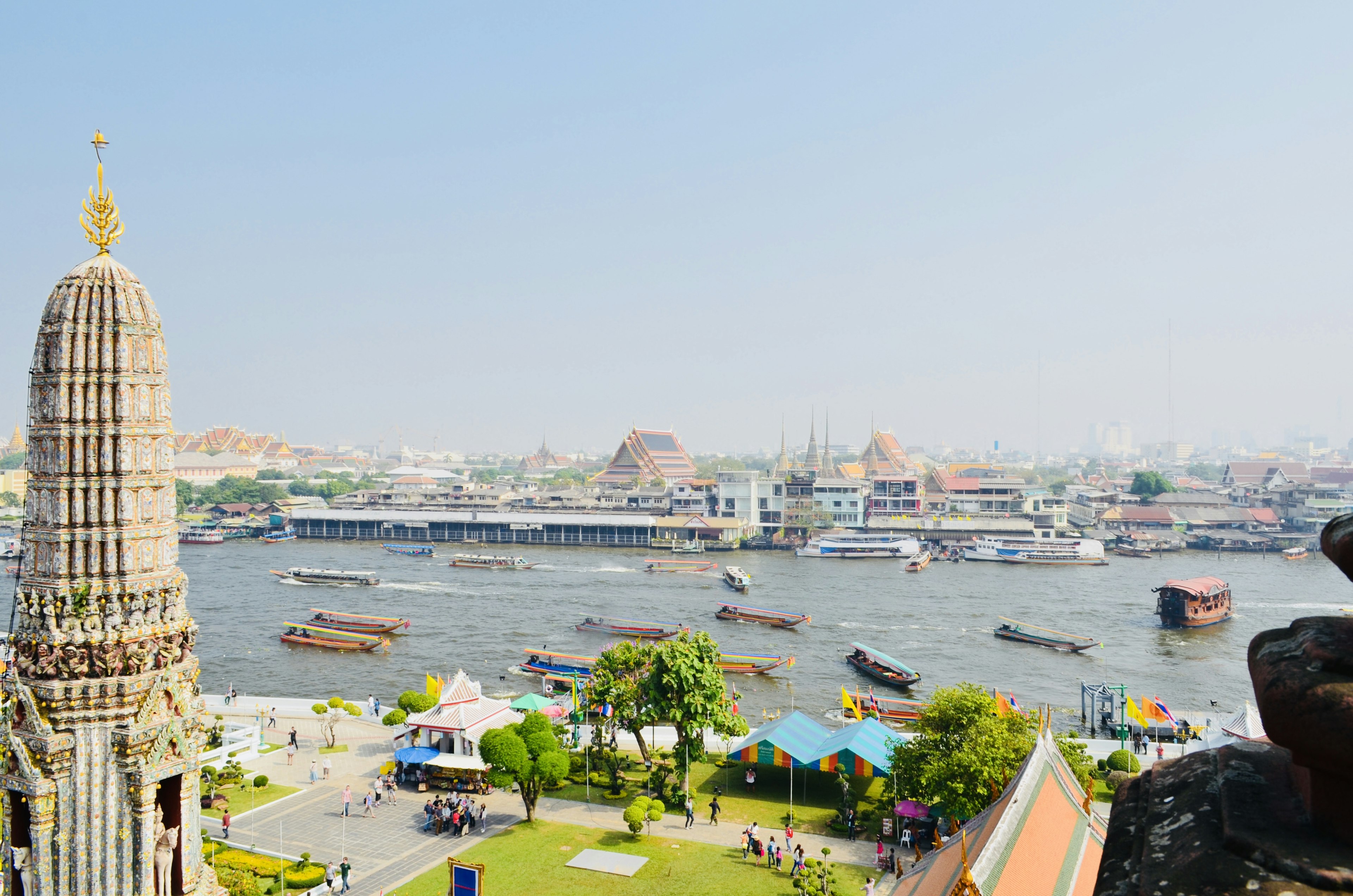 Vue panoramique avec une rivière et des bateaux et une tour de temple proéminente