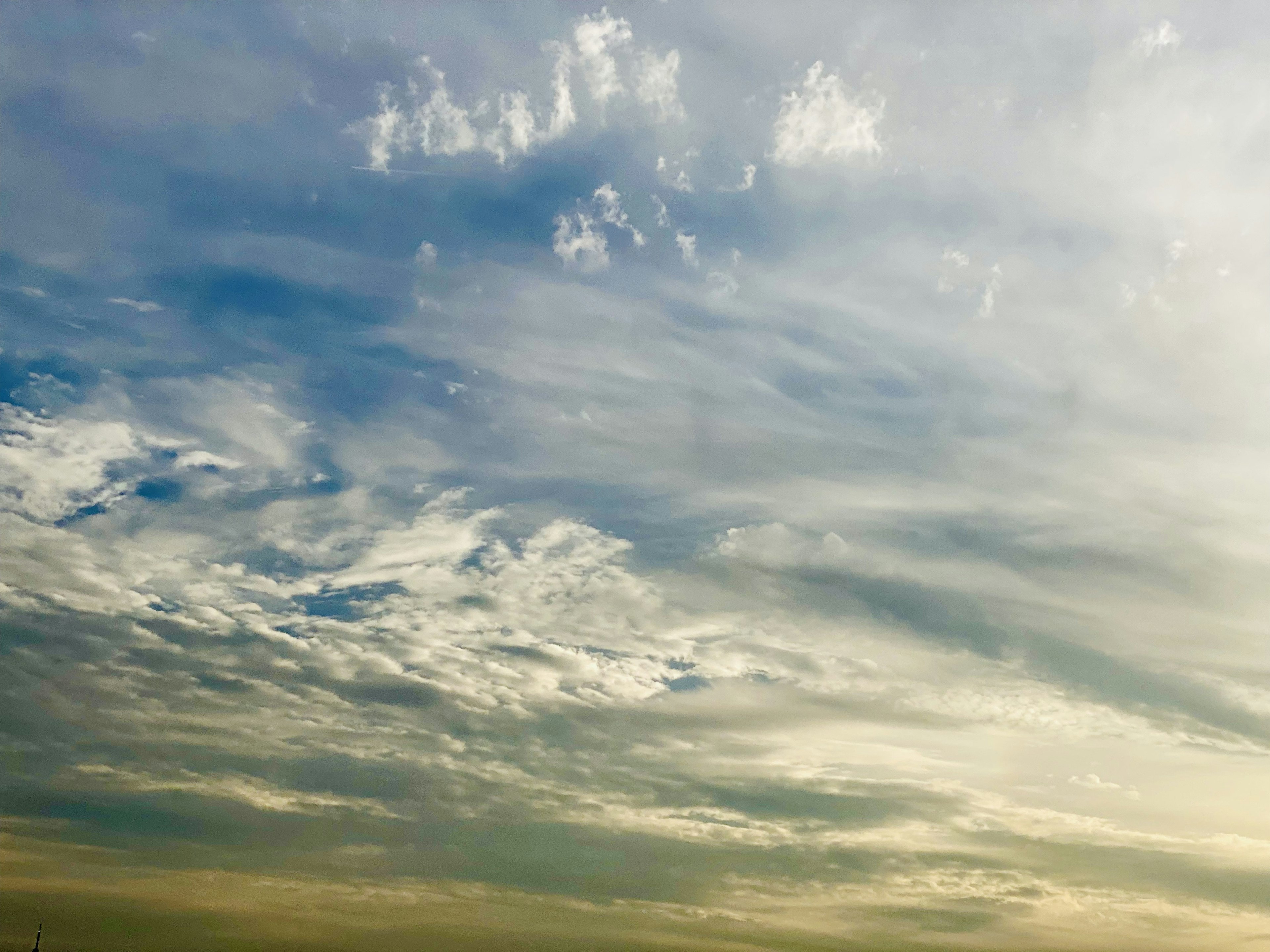 Polanya langit biru dan awan yang indah