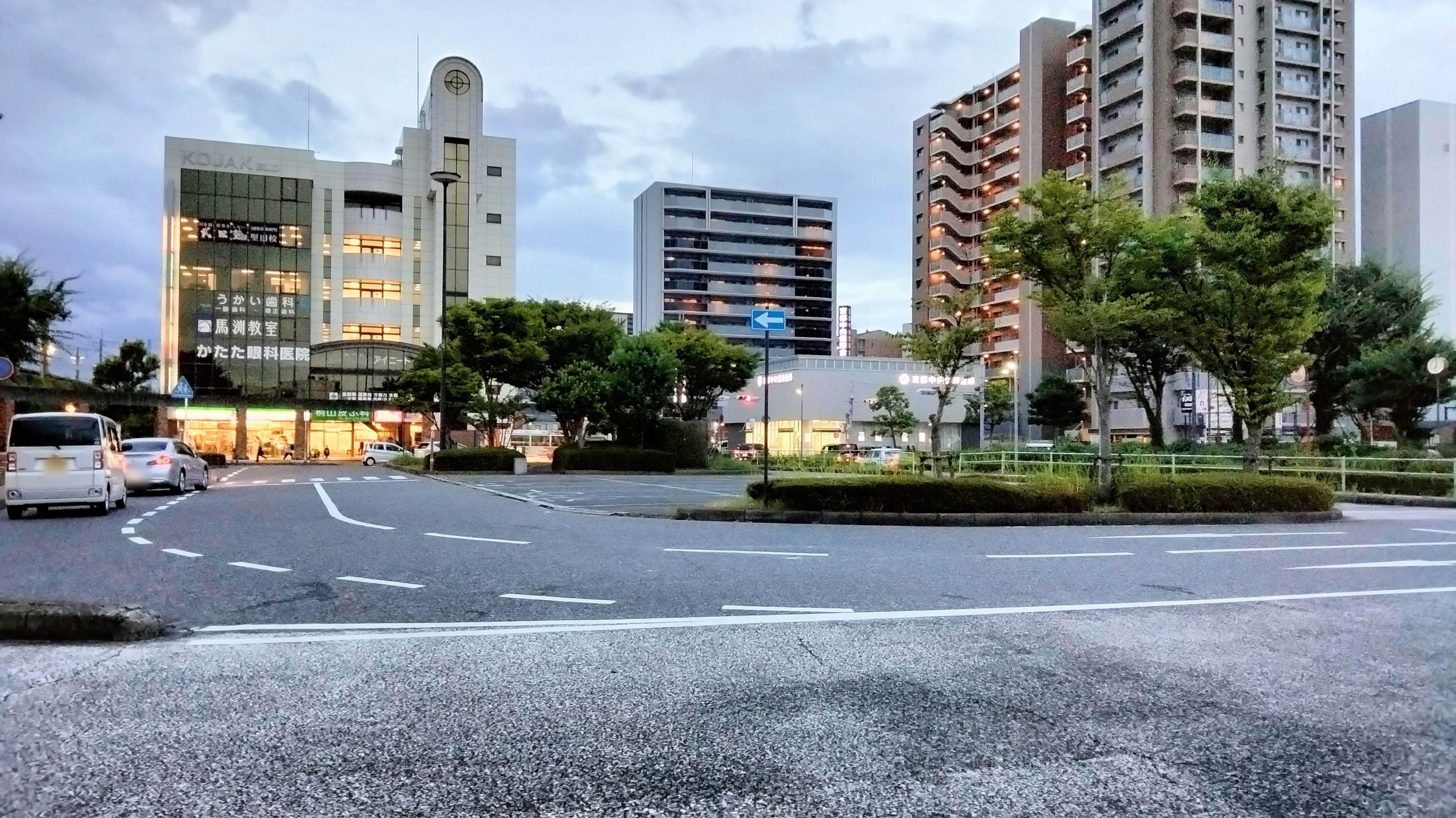 Paisaje urbano con edificios y calles al atardecer