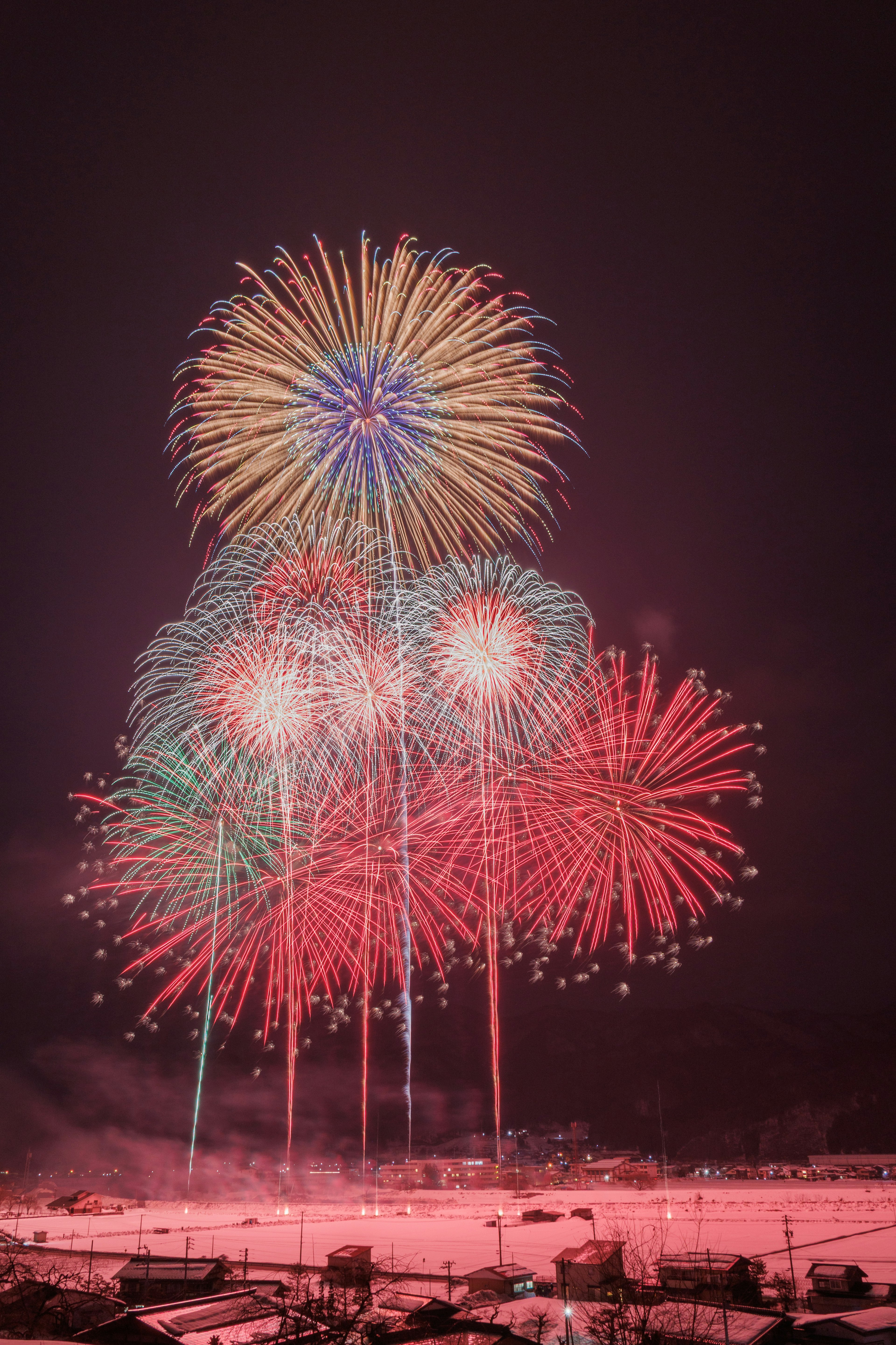 Una impresionante exhibición de fuegos artificiales de colores iluminando el cielo nocturno