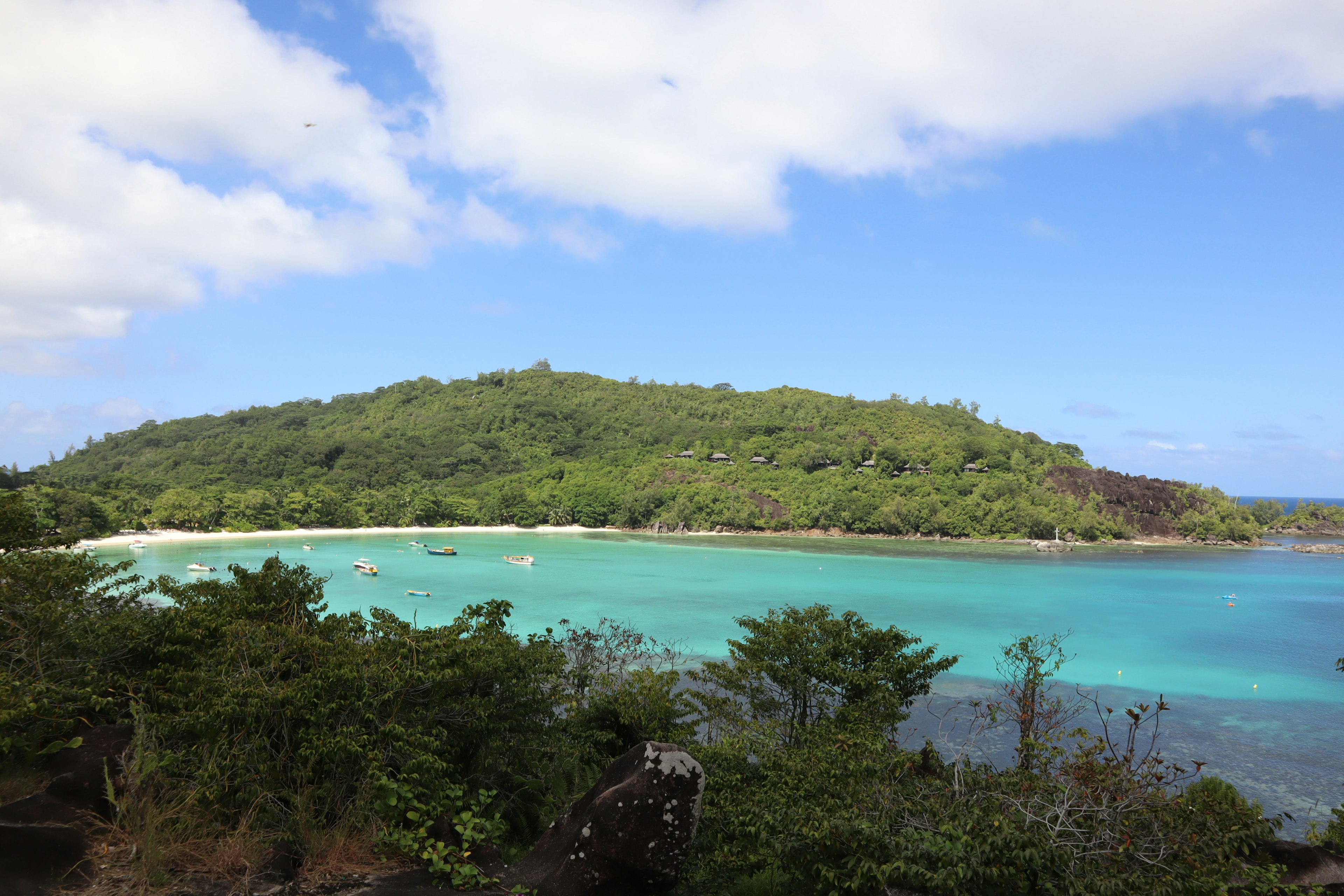 Vue panoramique d'une île verte entourée d'eaux turquoises