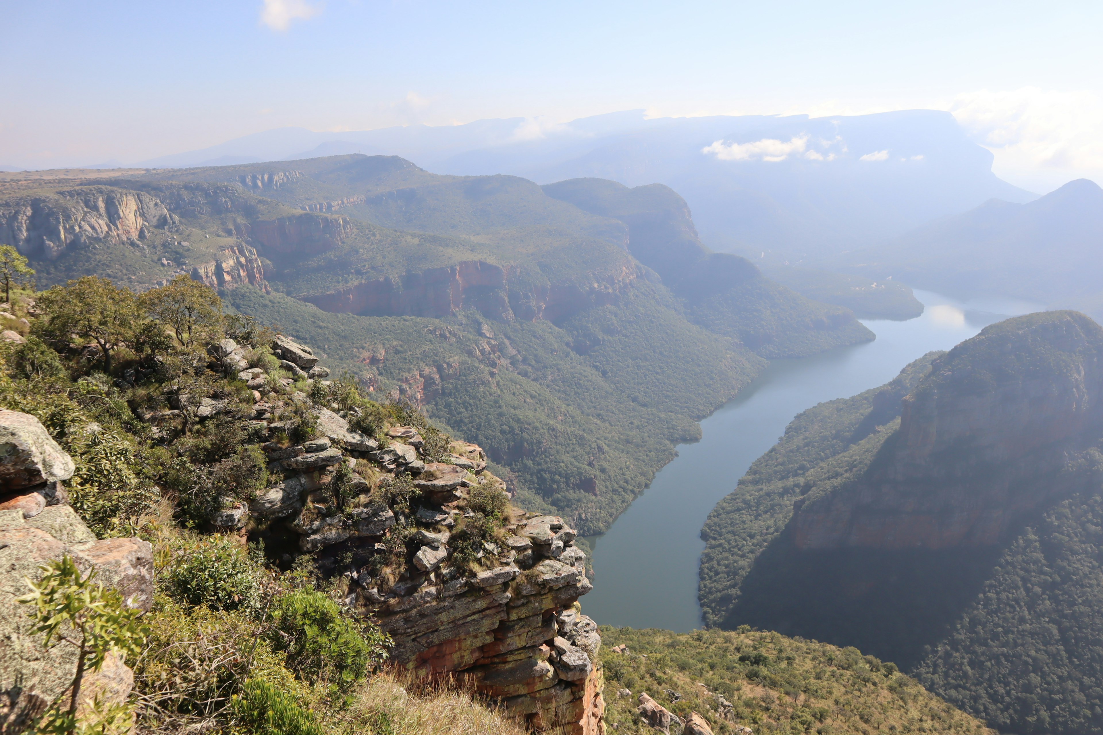 Paesaggio panoramico con montagne e un fiume tortuoso